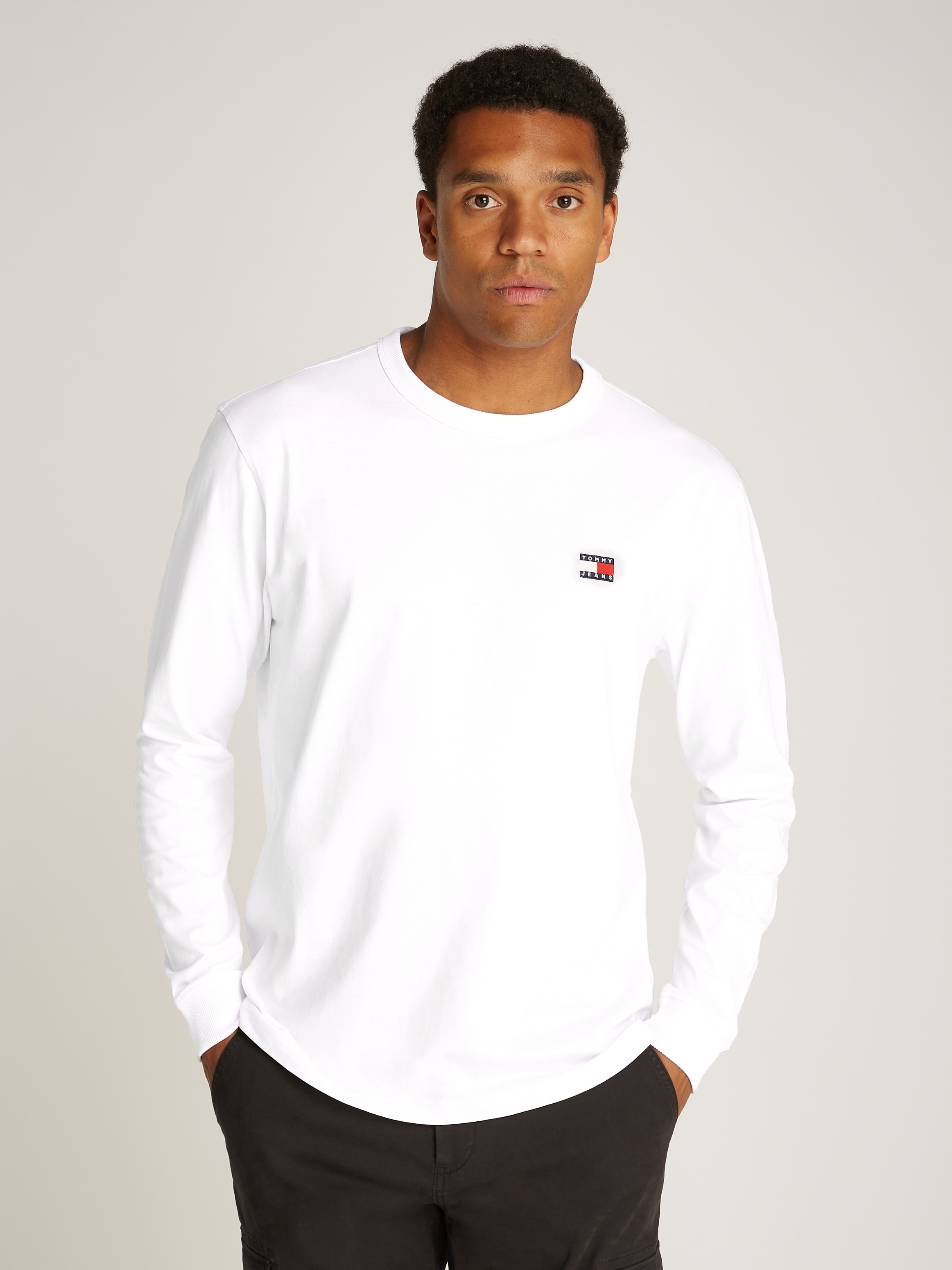 Tommy Jeans Langarmshirt TJM REG BADGE LS TEE mit Tommy Jeans Stickerei günstig online kaufen