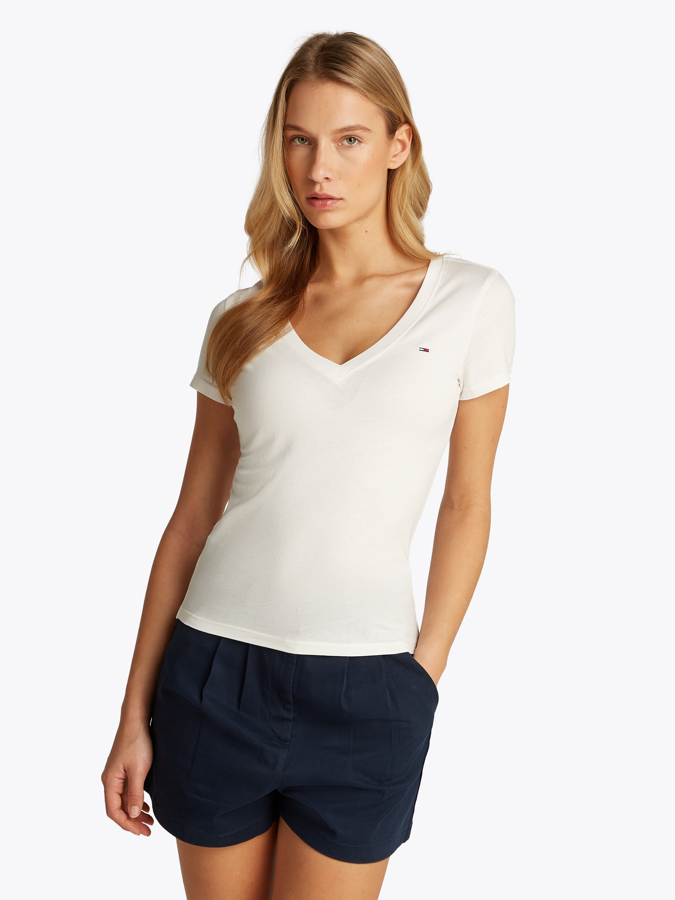 Tommy Jeans T-Shirt »TJW 2PACK V-NECK TEE«, (Packung, 2 tlg., 2-er Pack), mit Logostickerei