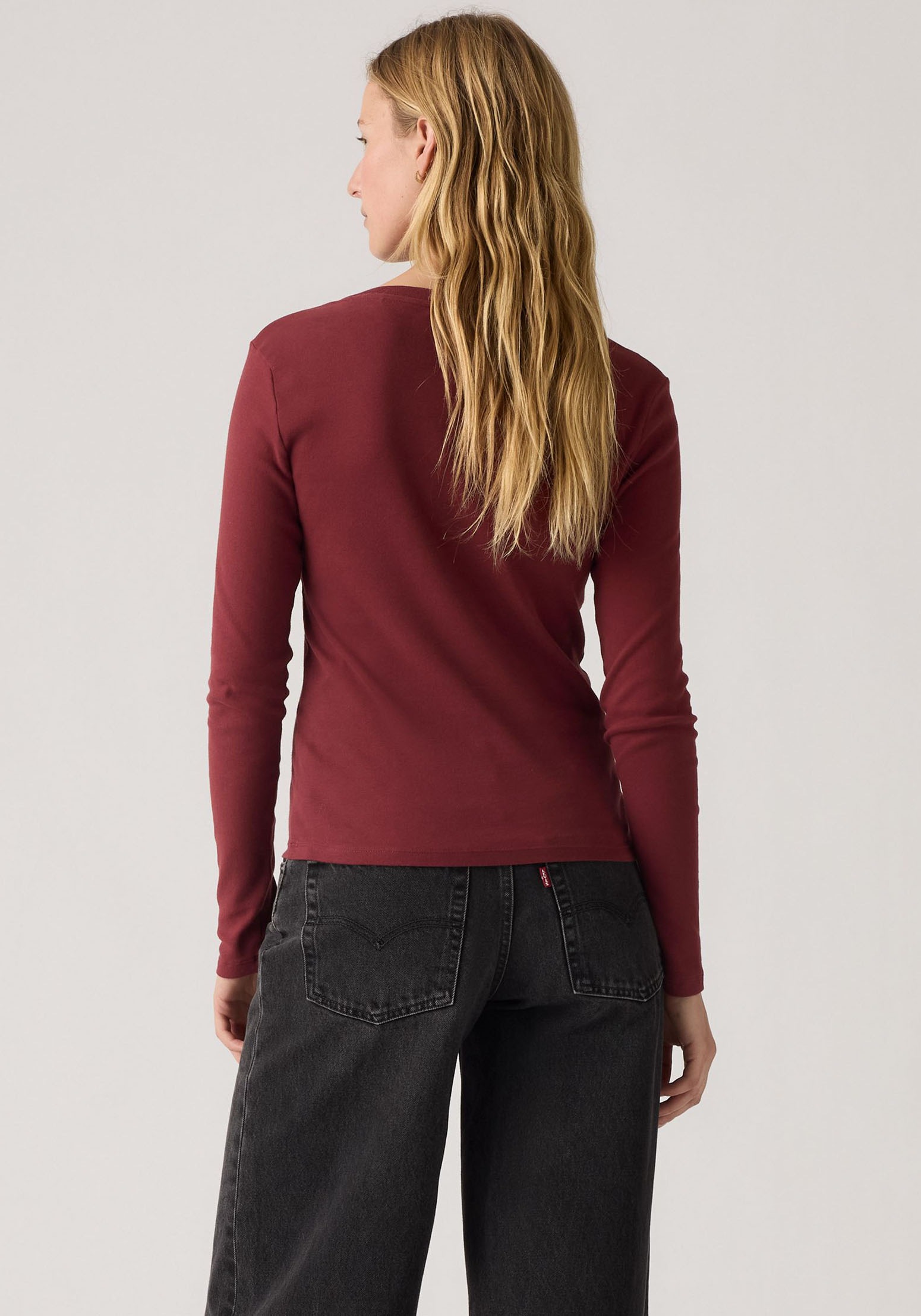 Thumbnail - Levis Langarmshirt "ESSENTIAL HM LS VNECK" mit Logo Stickerei