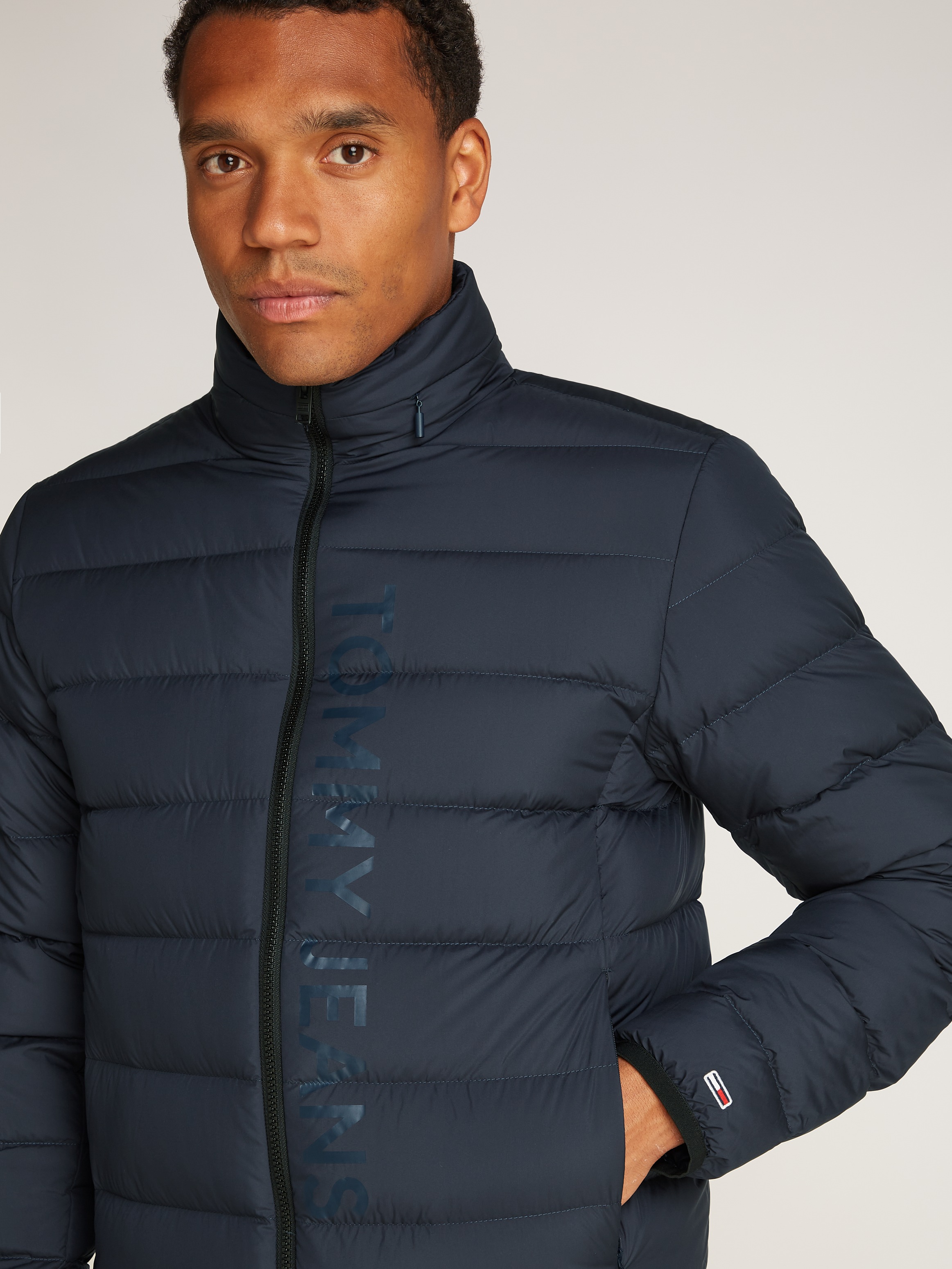 Thumbnail - Tommy Jeans Steppjacke "TJM LT DOWN PRINTED JACKET" mit Daunenwattierung