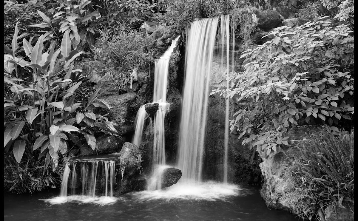 Papermoon Fototapete "Schwarzweiss-Wasserfall"