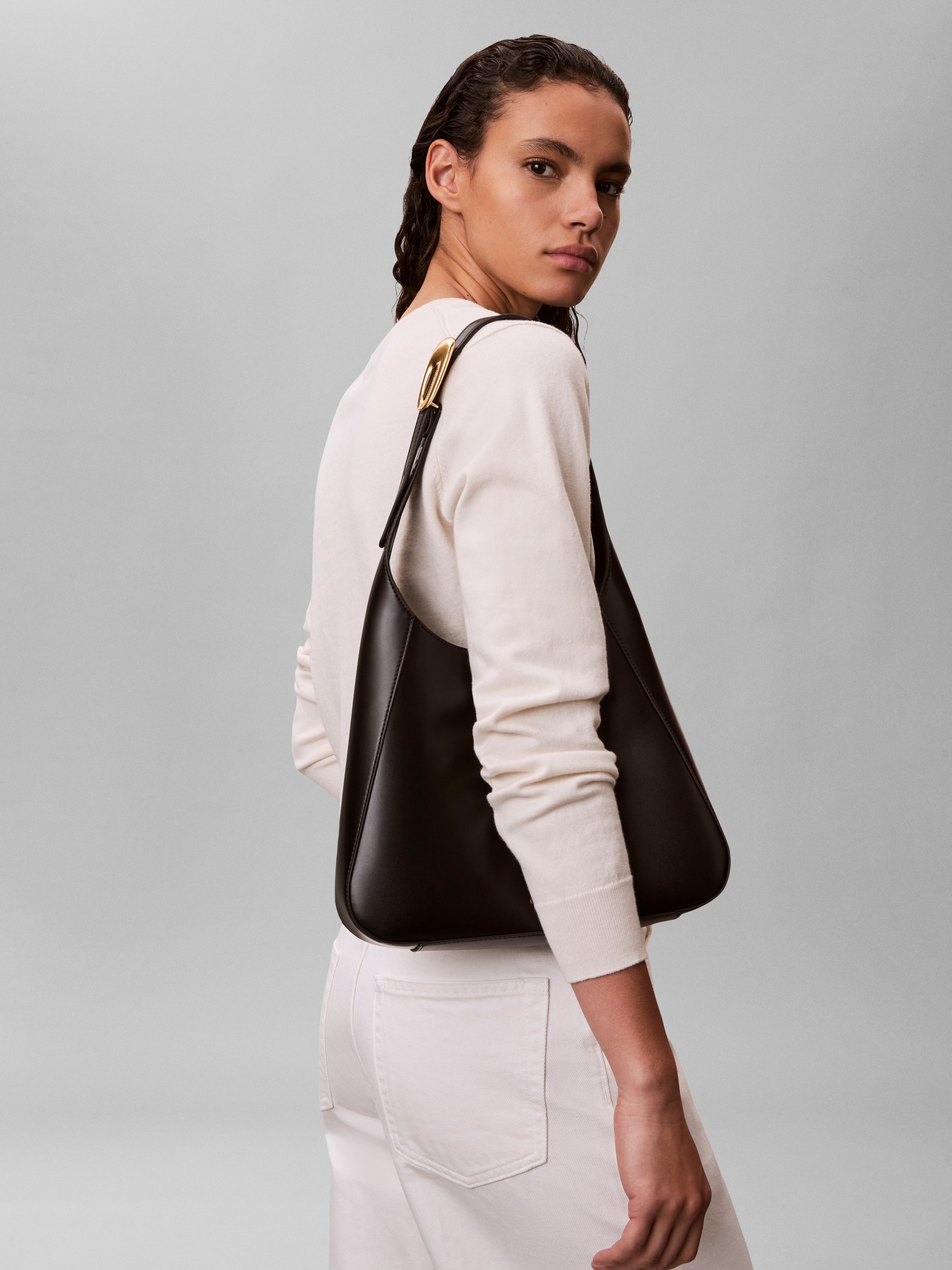 Calvin Klein Umhängetasche »HARDWARE ADJ STRAP MEDIUM BAG« Beuteltasche, Hobobag, Handtasche mit separatem Täschchen, 2 tlg.