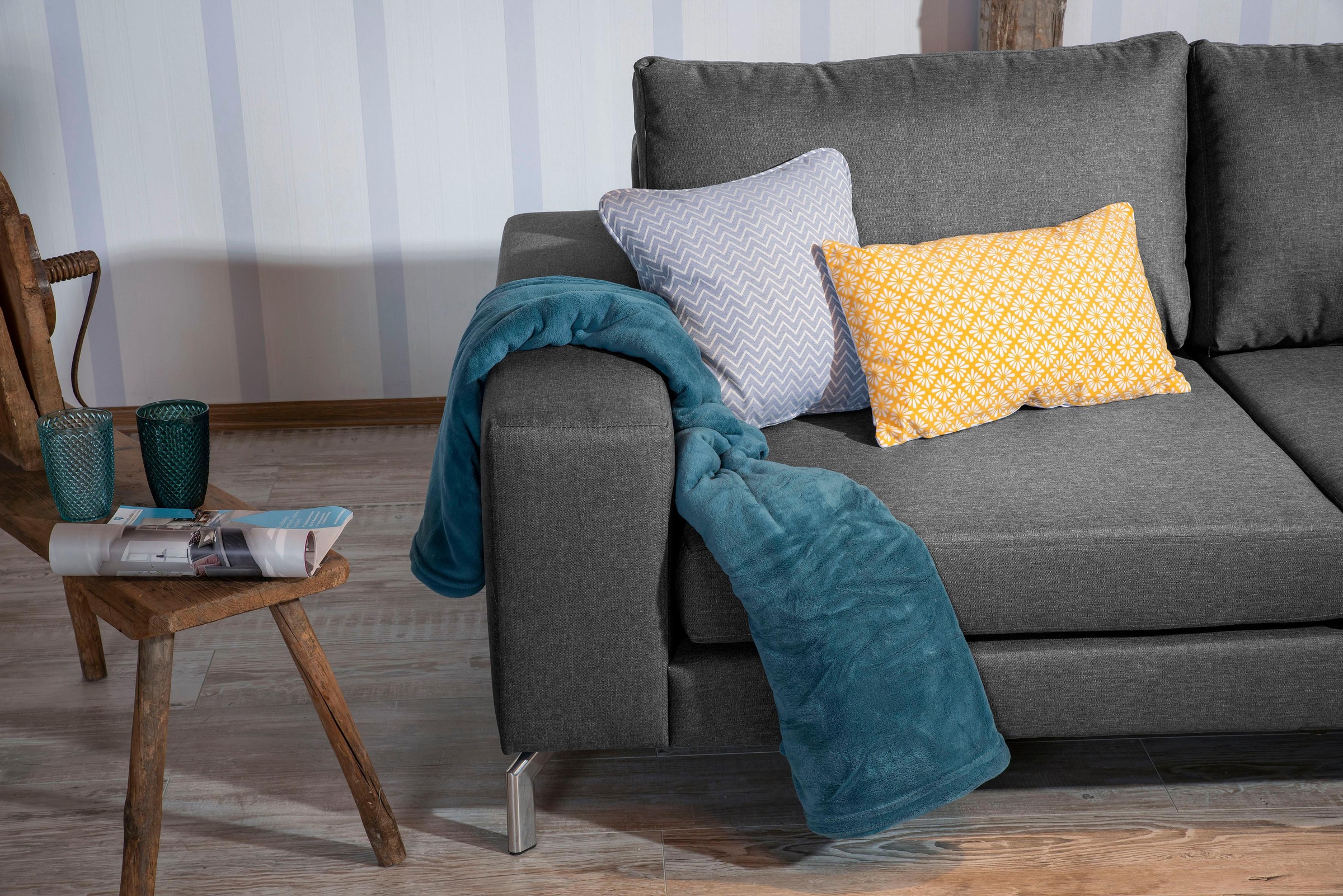 Max Winzer® Ecksofa »Flori Set inkl. Hocker, guter Sitzkomfort, aktuelles Design«, (Spar-Set, Ecksofa und Hocker), elegant mit abgewinkelten Chromfüßen, inklusive Zierkissen