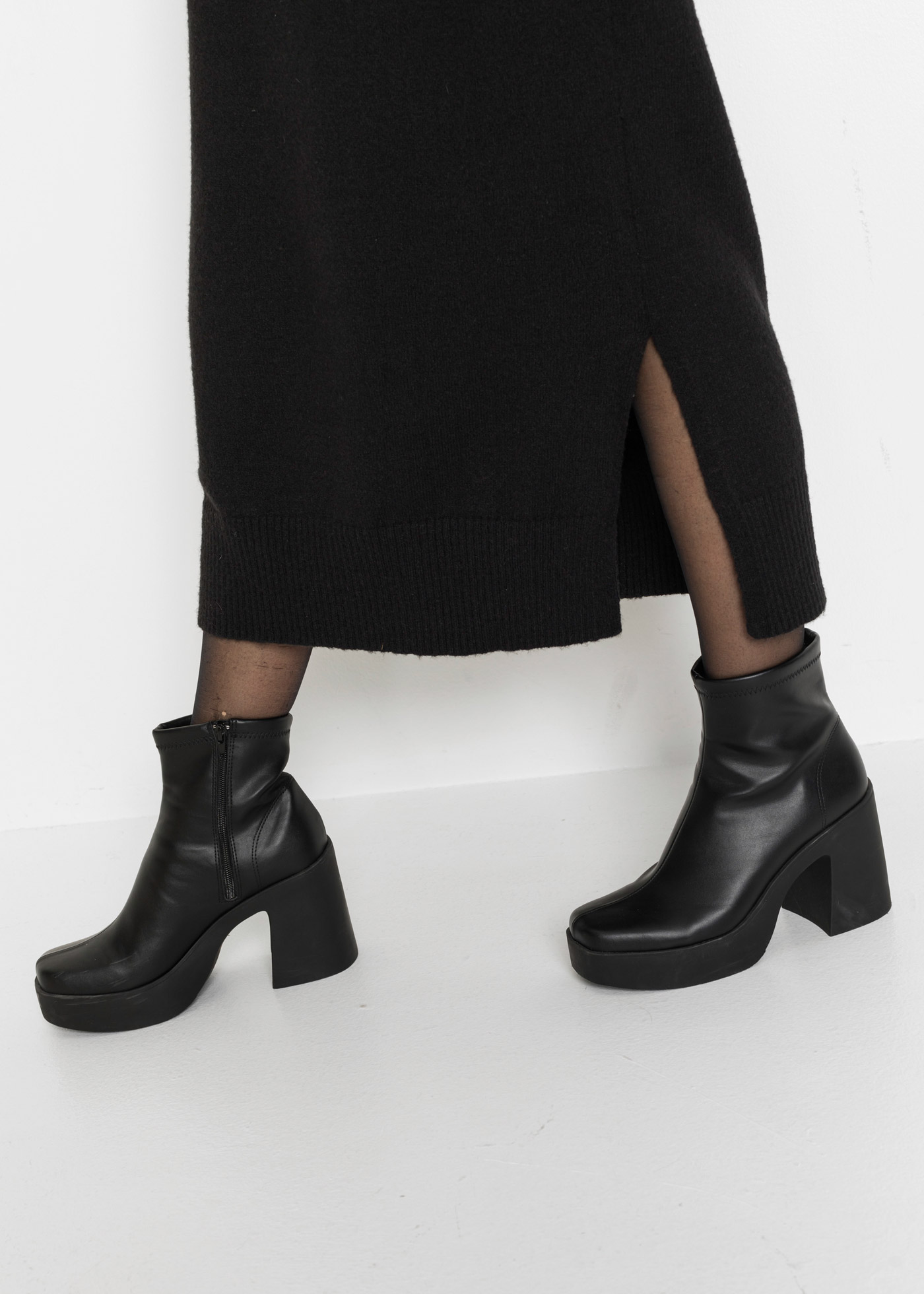 Thumbnail - bonprix Strickkleid "Oversized Strickkleid in Midilänge" Oversized Strickkleid in Midilänge mit Ballonärmeln und V-Aussc...