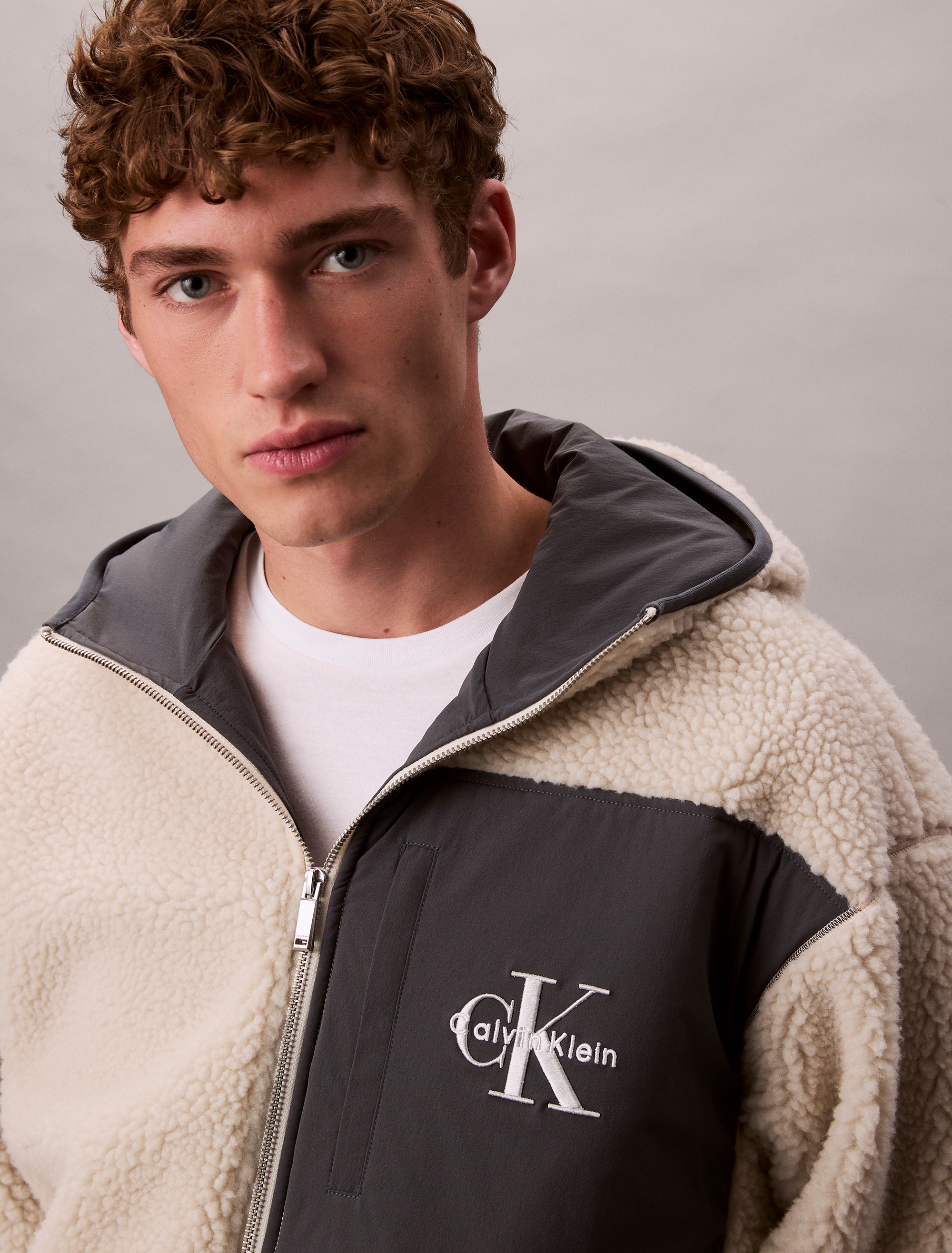 Thumbnail - Calvin Klein Jeans Plüschjacke "SHERPA FUNNEL NECK FULL ZIP HOOD" mit Kapuze Mit Rundhalsausschnitt, regular fit