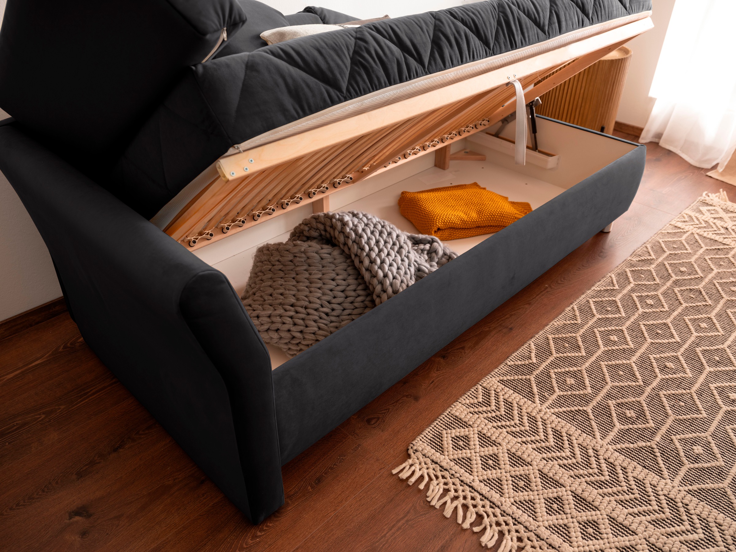 alina Schlafsofa, Bettkasten, Zierkissen-Set aus: 2 Stk. 40x40cm, 1 Stk. 30x30cm