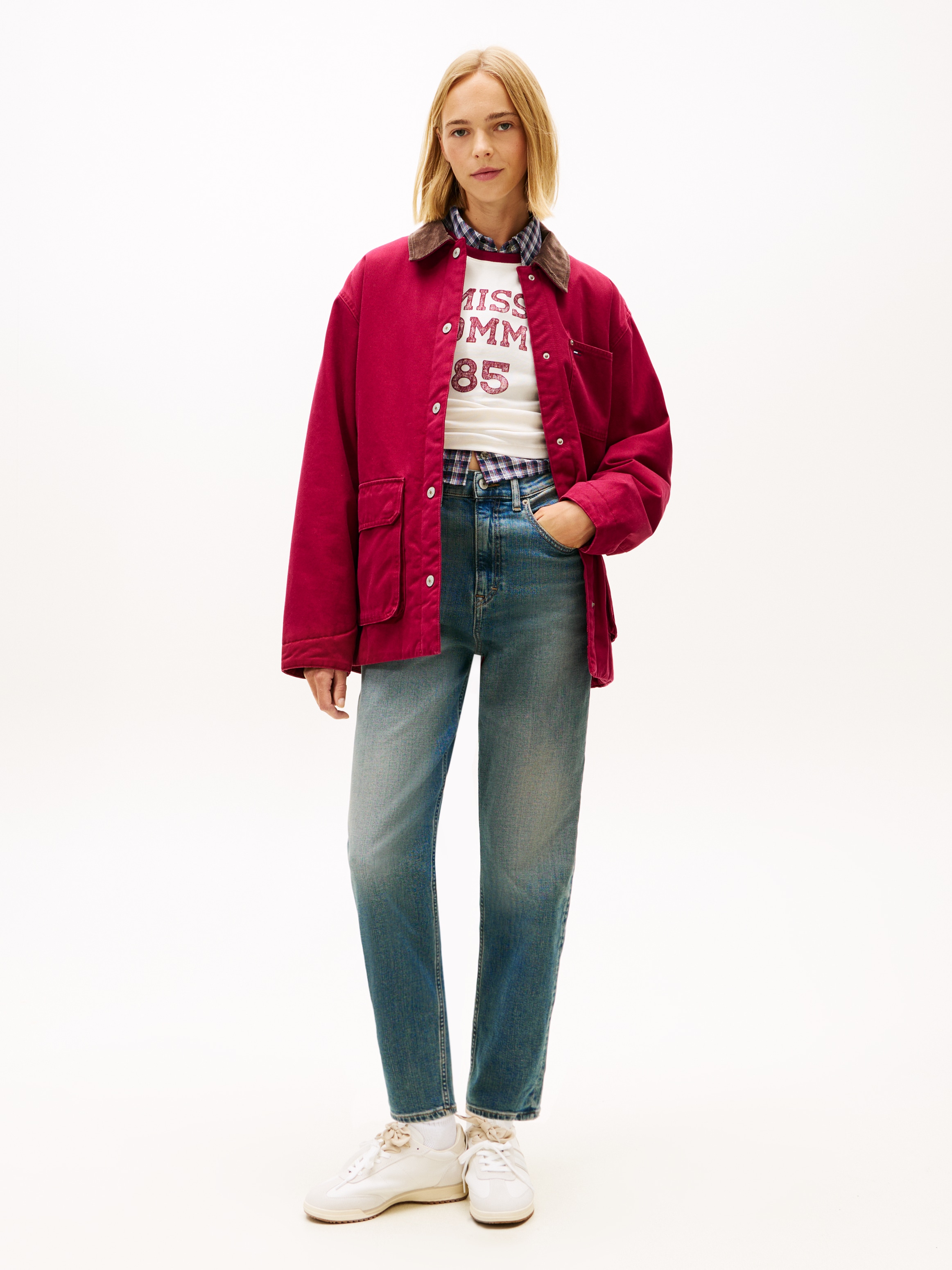 Tommy Jeans Mom-Jeans »MOM JEAN UH TPR« mit Logo-Stickereien, in knöchelfreier Länge