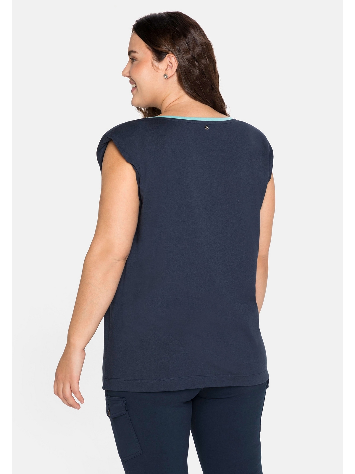 Schultern Sheego bestellen BAUR »Große betonten mit für T-Shirt Größen«, |