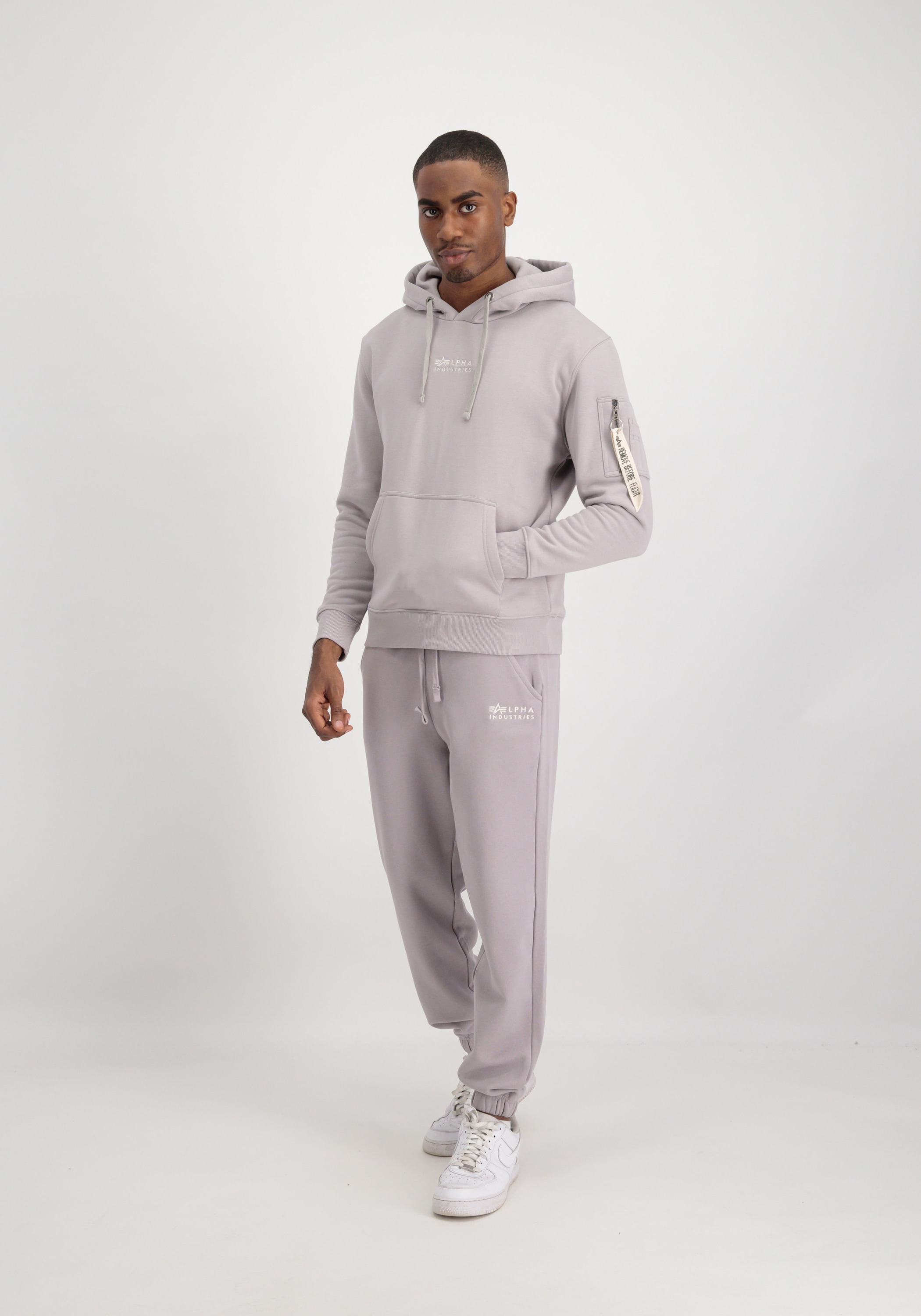Alpha Industries Jogginghose »Alpha Industries Men - Jogger Organics EMB Regular Jogger«