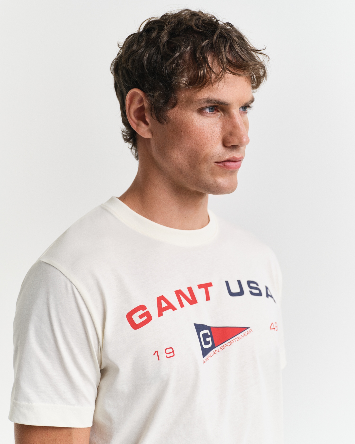 Gant Rundhalsshirt »GRAPHIC SS T-SHIRT«, mit einem einzigartigen saisonalen GANT-Grafikprint auf der Brust