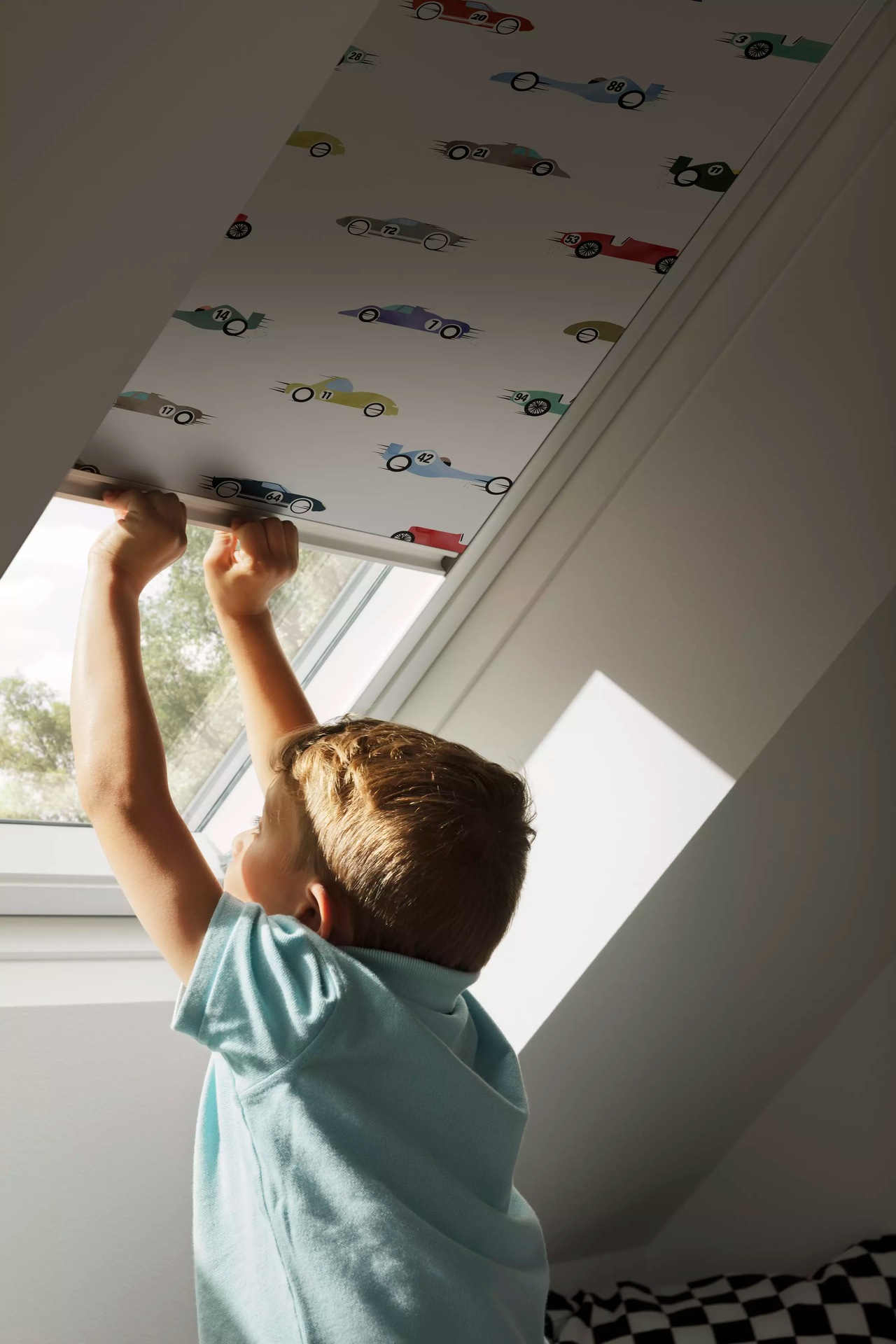 VELUX Verdunklungsrollo »DKL 4654SWL, Motiv: Kids Rennautos«, verdunkelnd, ohne Bohren, in Führungsschienen, weiße Führungsschienen & Griffleiste