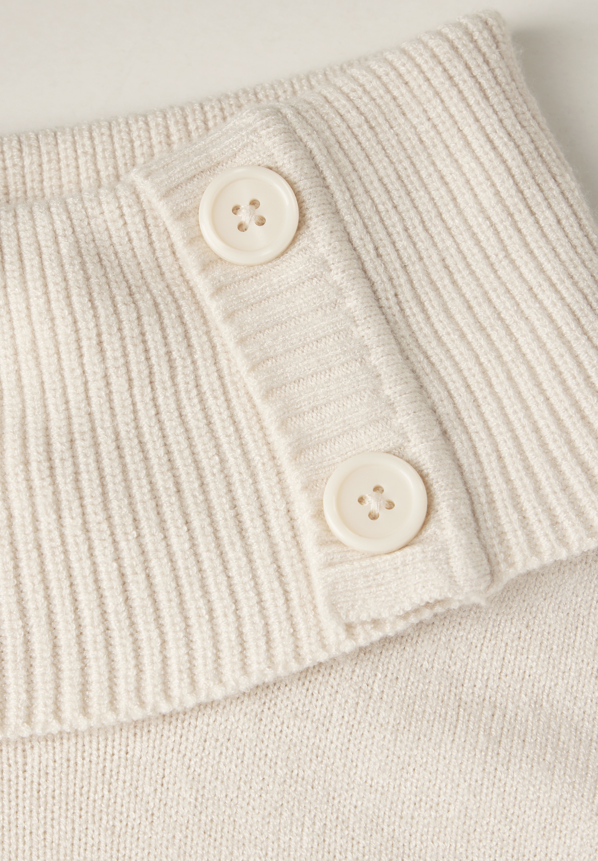 STREET ONE Rollkragenpullover, mit Knopf Details