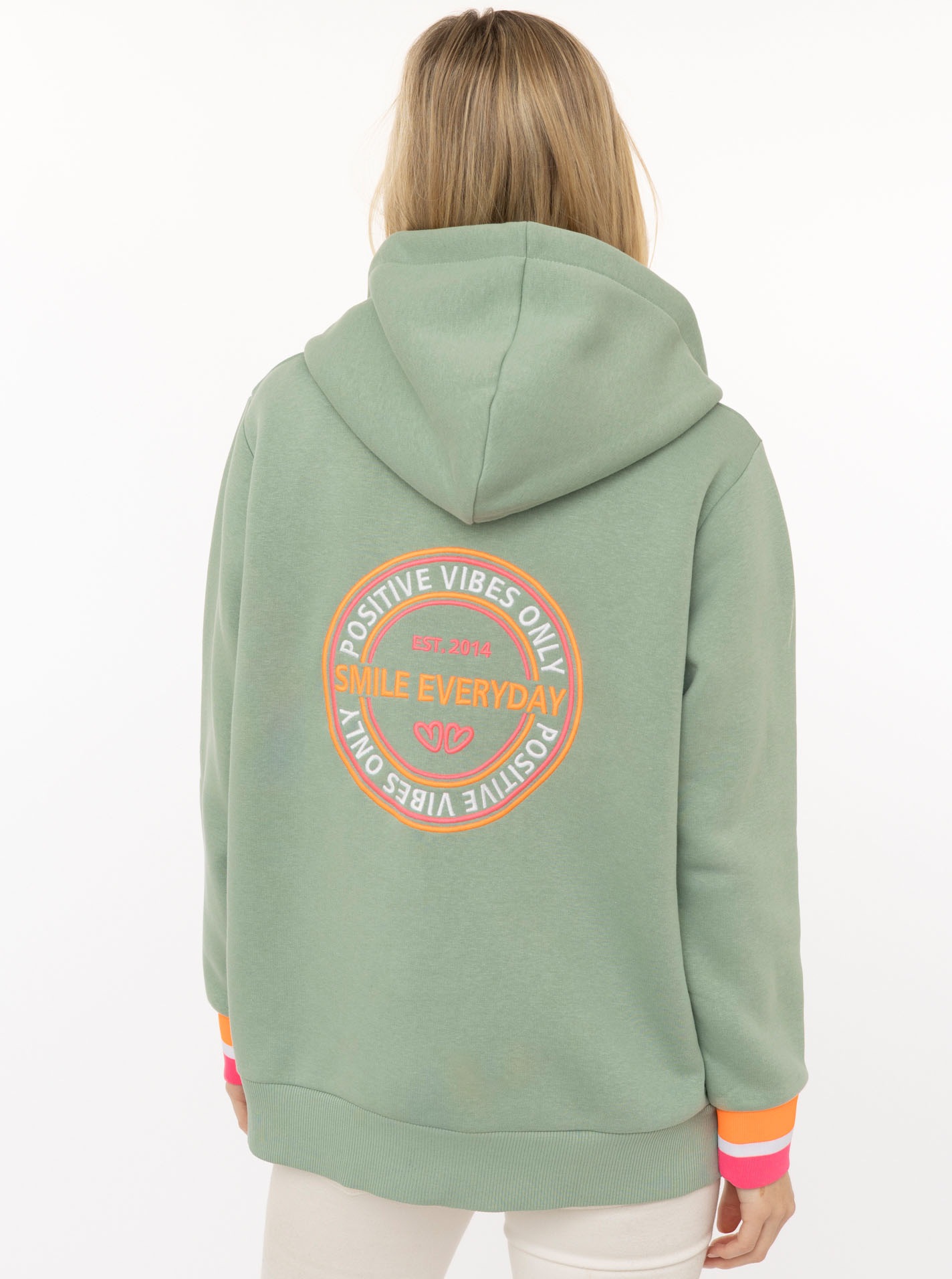 Kapuzensweatjacke ZWILLINGSHERZ "Smile Everyday ZH", Damen, Gr. L/XL, salbei, Sweatware, Obermaterial: 50% Baumwolle, 50% Polyester, unifarben, normal hüftlang, V-Ausschnitt, Sweatjacken Zip-Hoodie, Kapuze, Taschen, Langarm, Stickerei, Reißverschluss 2