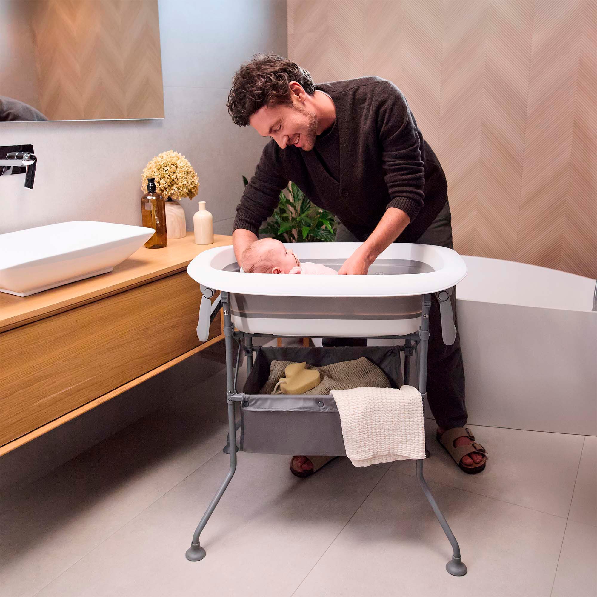 Kinderkraft Babybadewanne »BUBBLY« Höhe 98 cm Ablaufschlauch | zusammenfaltbar mit Wickelauflage