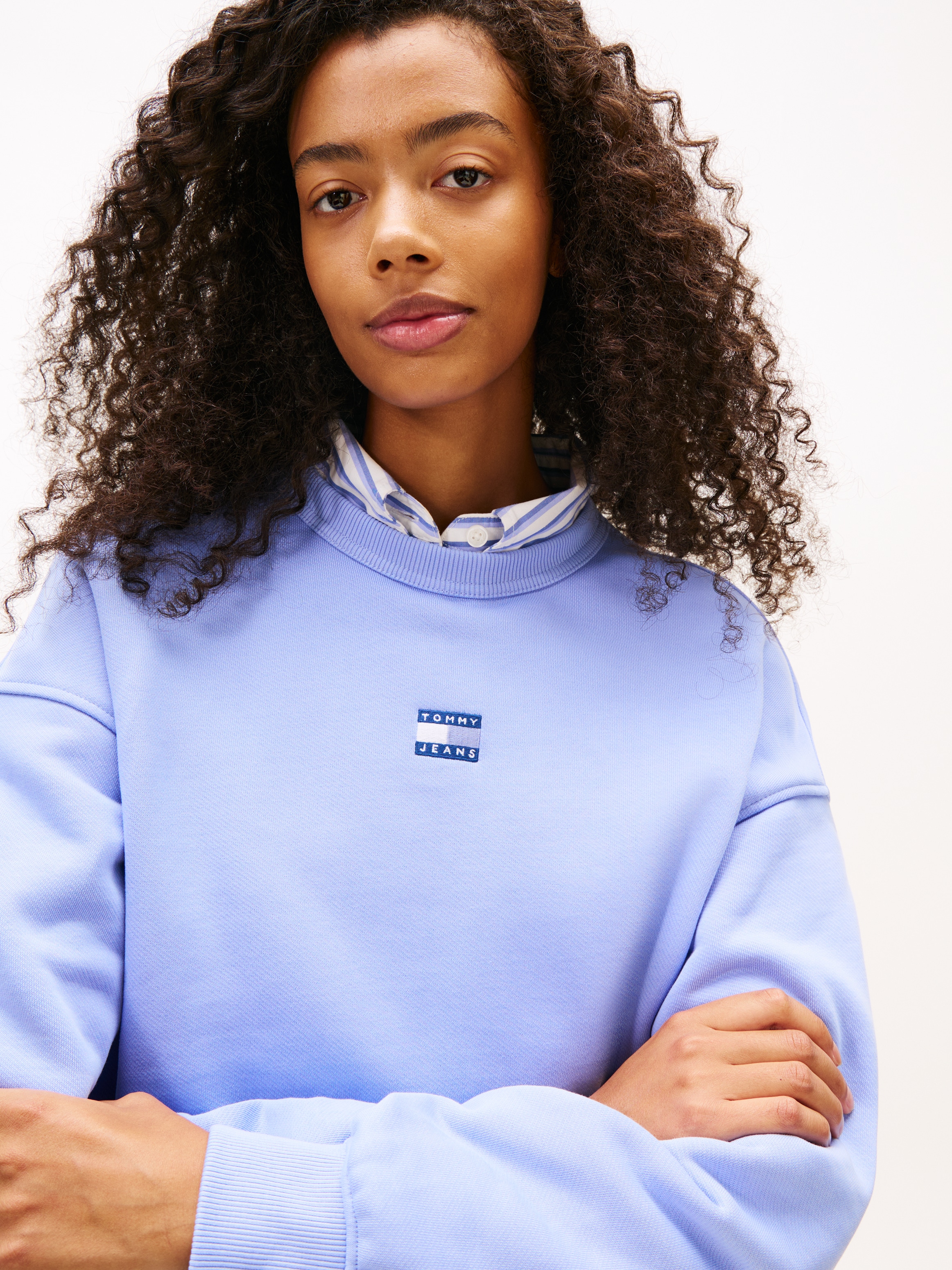 Tommy Jeans Sweatshirt »Sweatshirt TJW BXY BADGE«, mit Dropshoulder-Design und Frontlogo
