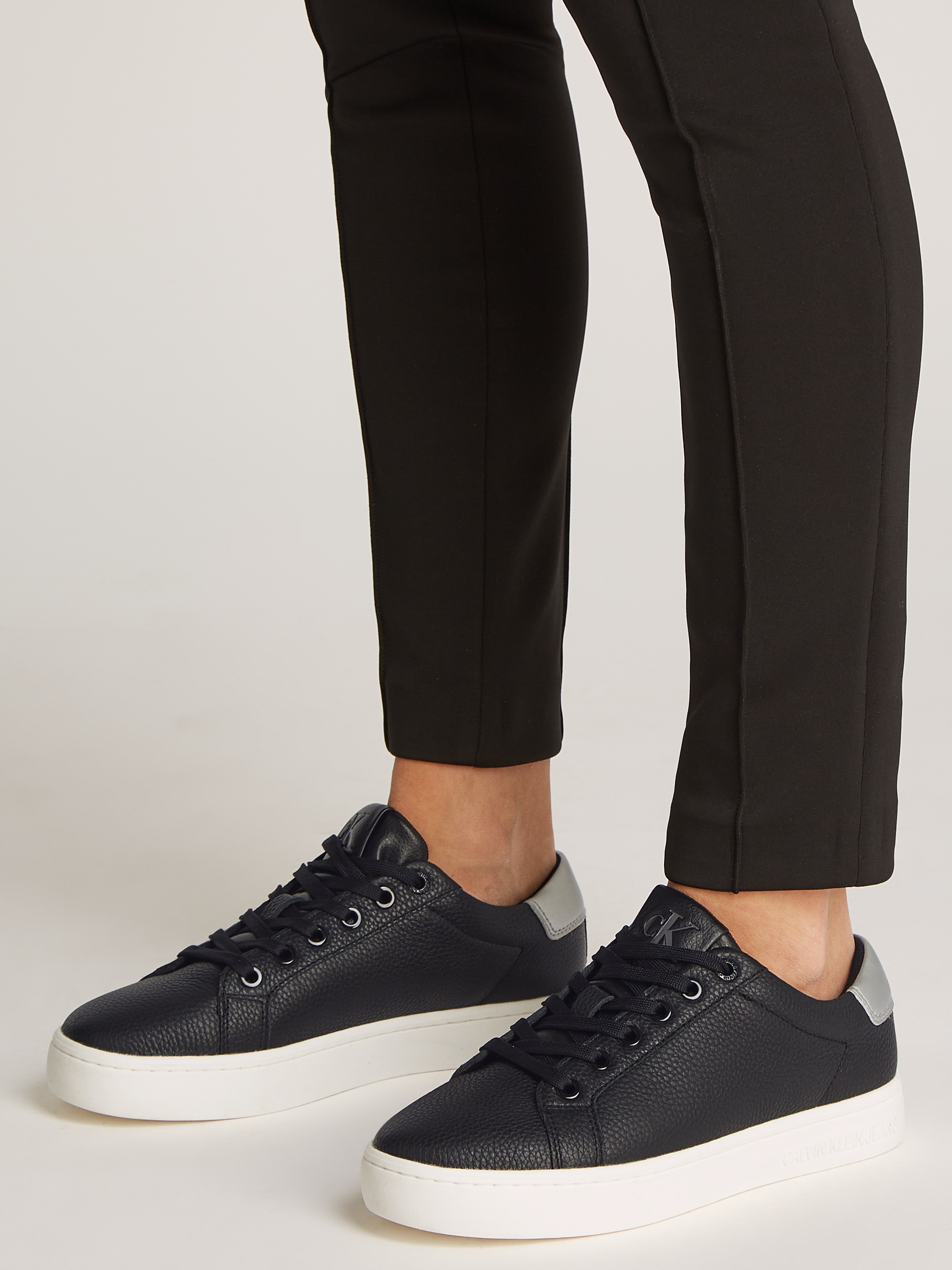 Calvin Klein Jeans Plateausneaker »CLASSIC CUPSOLE LOW OHB«, Schnürschuh, Halbschuh, Freizeitschuh mit Kontrast an der Ferse