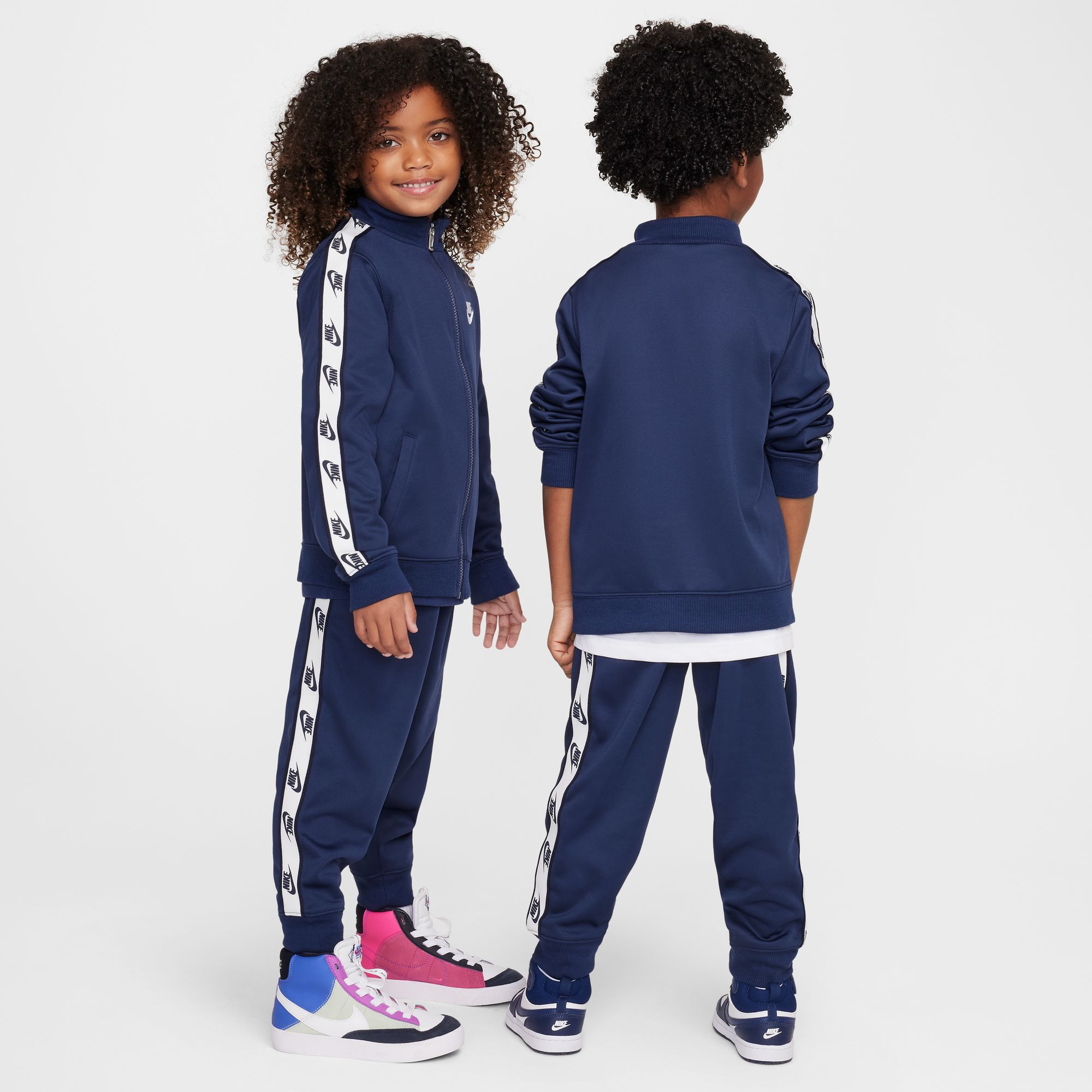 Nike Sportswear Trainingsanzug »NKN FULL ZIP SET WITH LOGO TAP« 2 tlg. zweiteiliges Set, für Kinder, aus Polyester