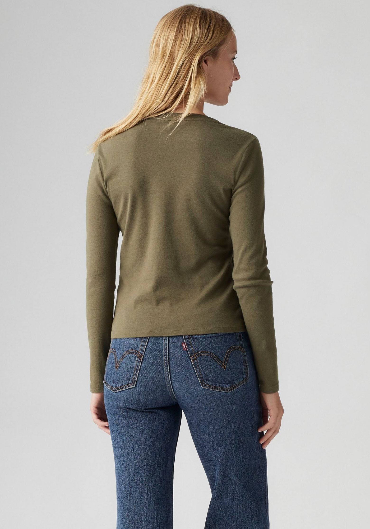 Levi's® Langarmshirt »ESSENTIAL HM LS VNECK«, mit Logo Stickerei