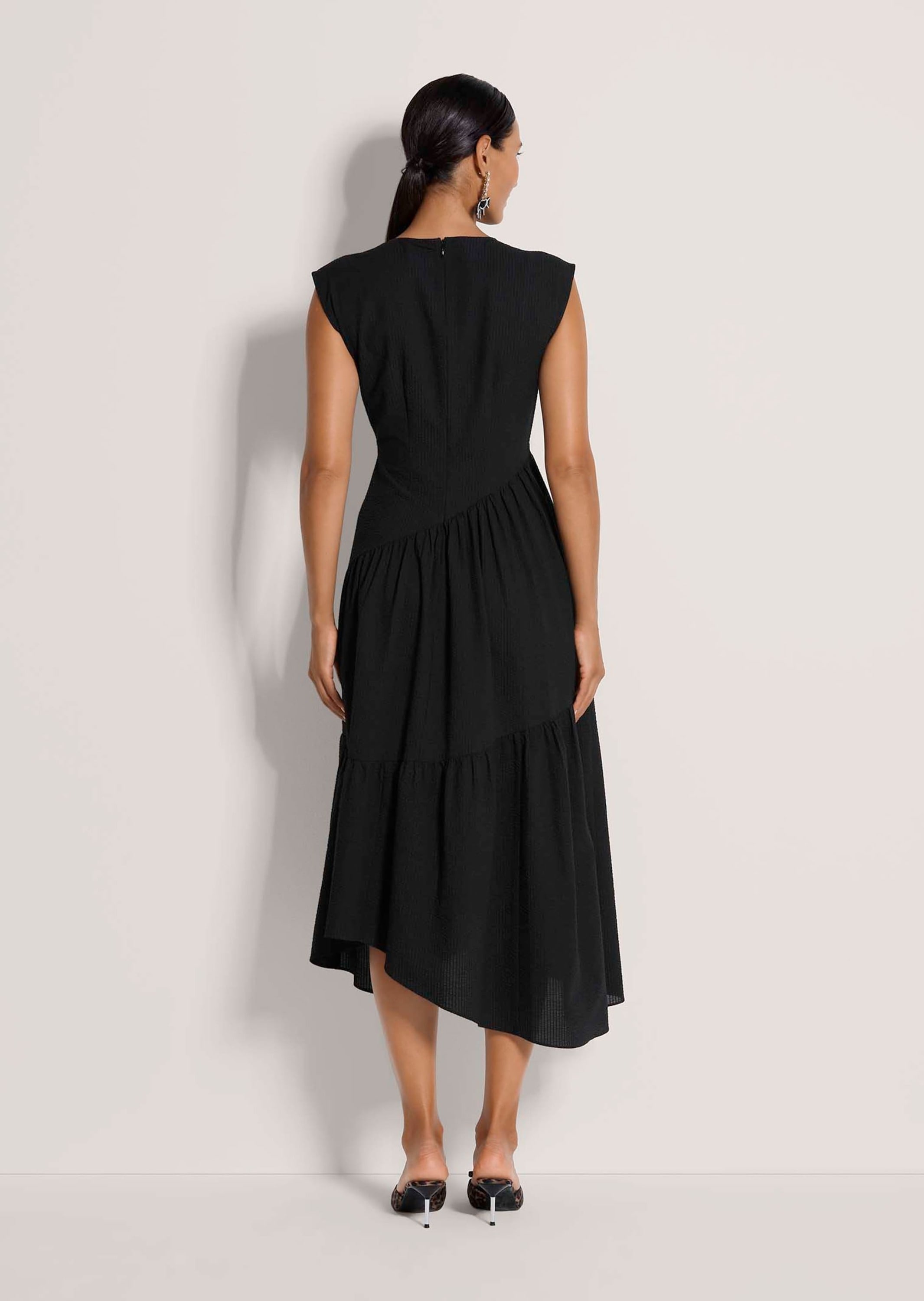MADELEINE Midikleid »Midikleid Baumwollkleid mit Stufenrock« Kleid mit asymetrischen Stufenrock und modernen Teilungsnähten