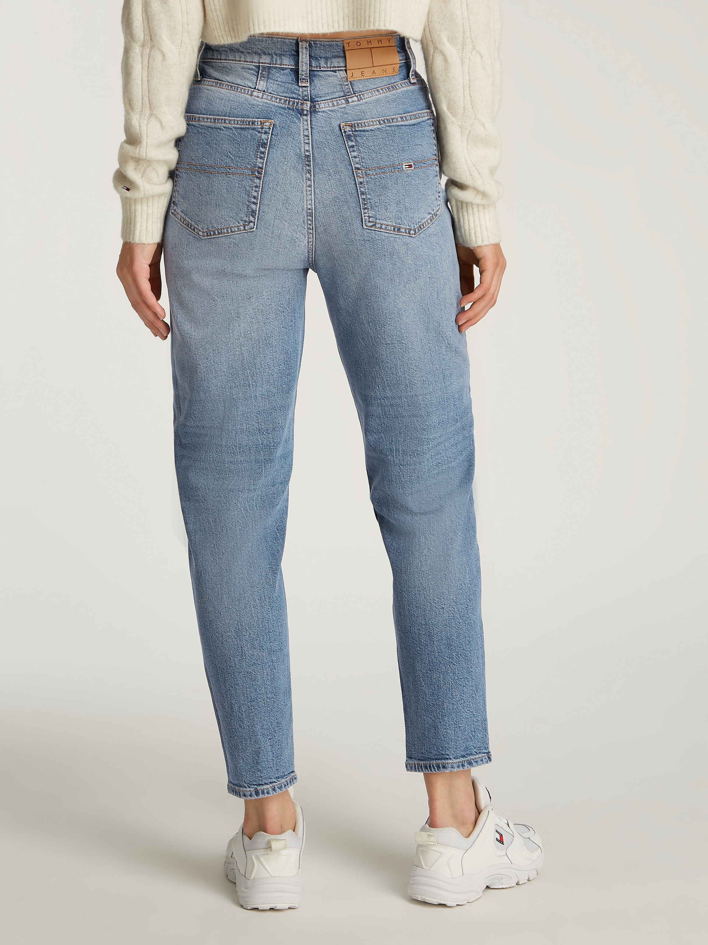 Tommy Jeans Mom-Jeans, mit Logo-Stickereien