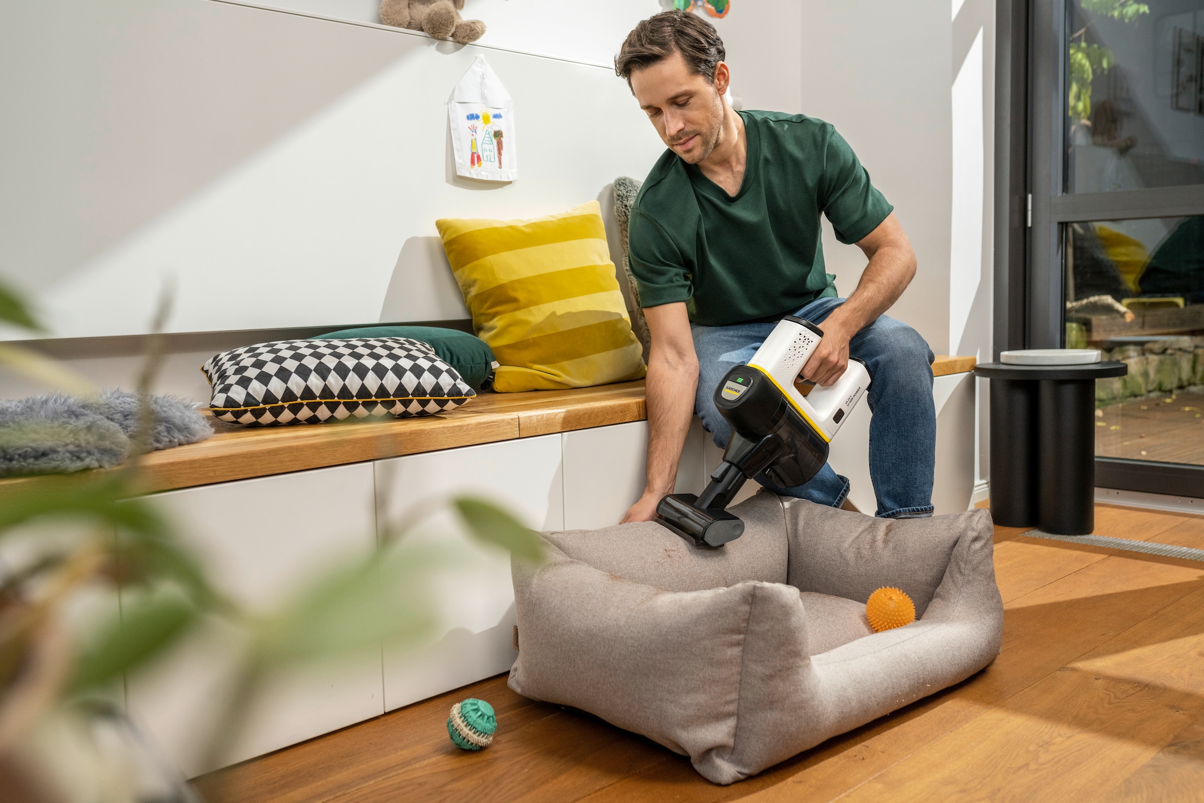 KÄRCHER Akku-Stielstaubsauger »VC 6 Cordless ourFamily Pet«, beutellos, inkl. Akku und Wandhalterung mit Ladefunktion