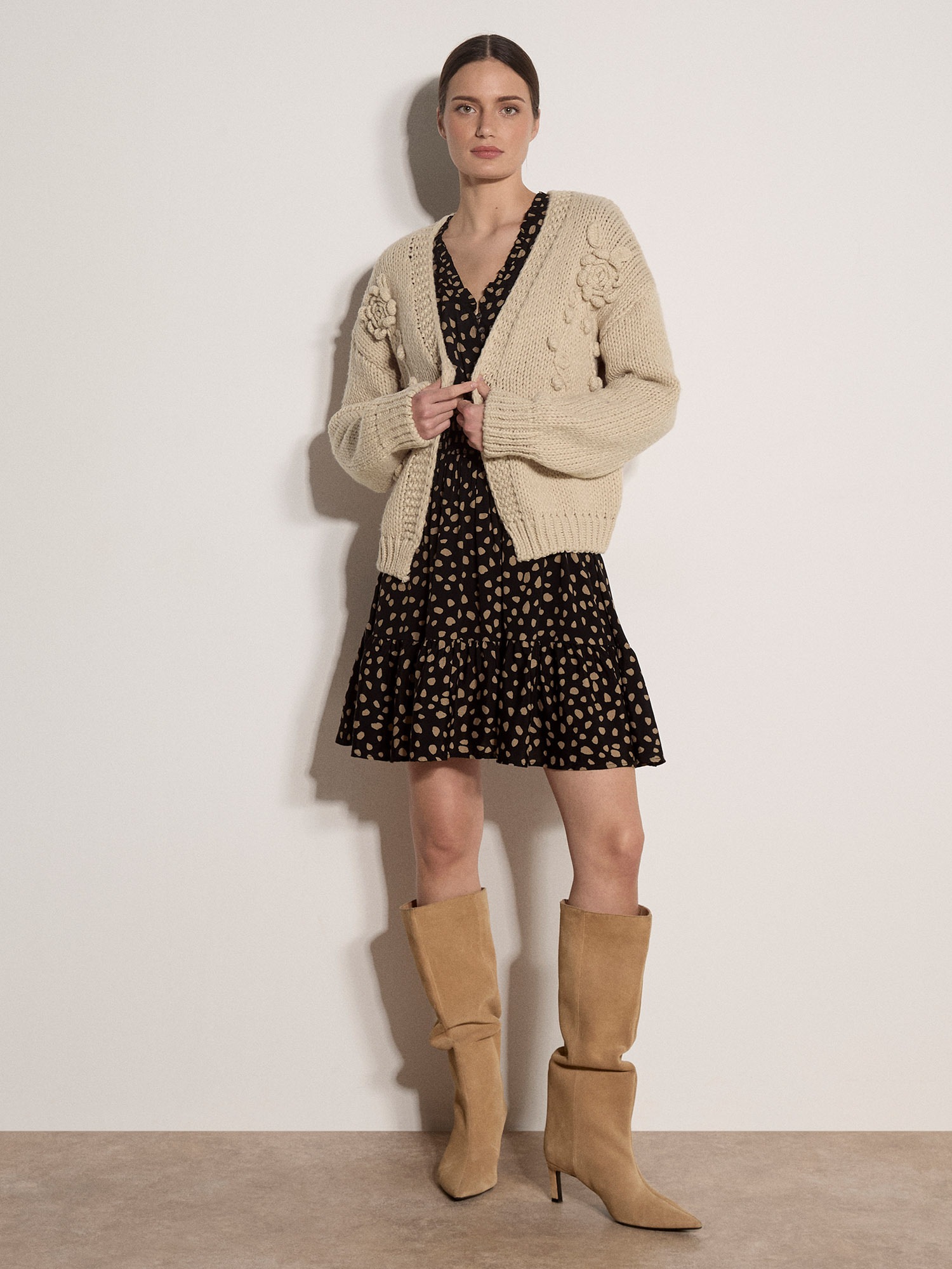Apricot Cardigan "Cardigan mit Rosenapplikation" mit Häkelverzierung