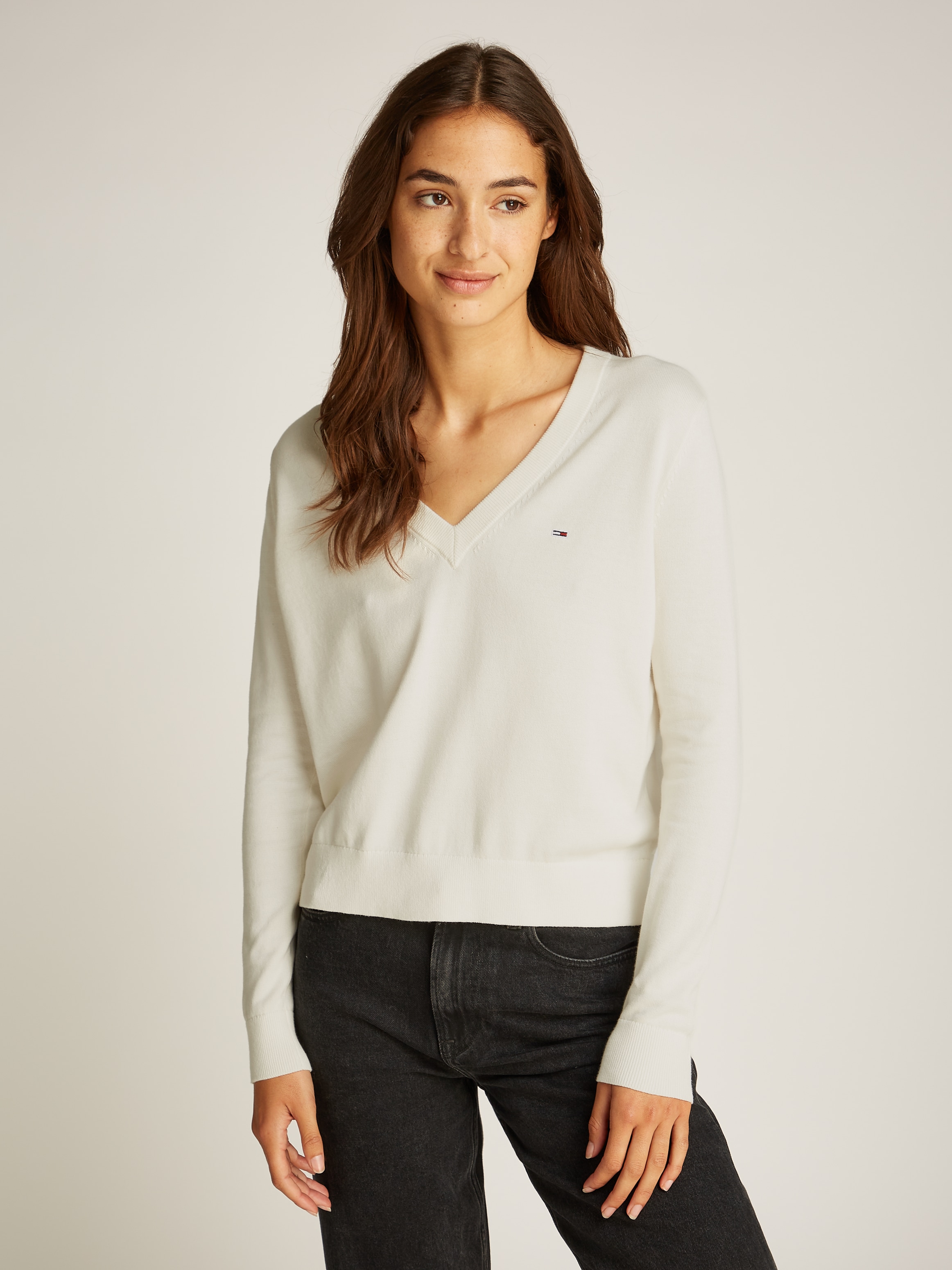 V-Ausschnitt-Pullover »TJW ESSENTIAL VNECK SWEATER EXT«, mit Logostickerei