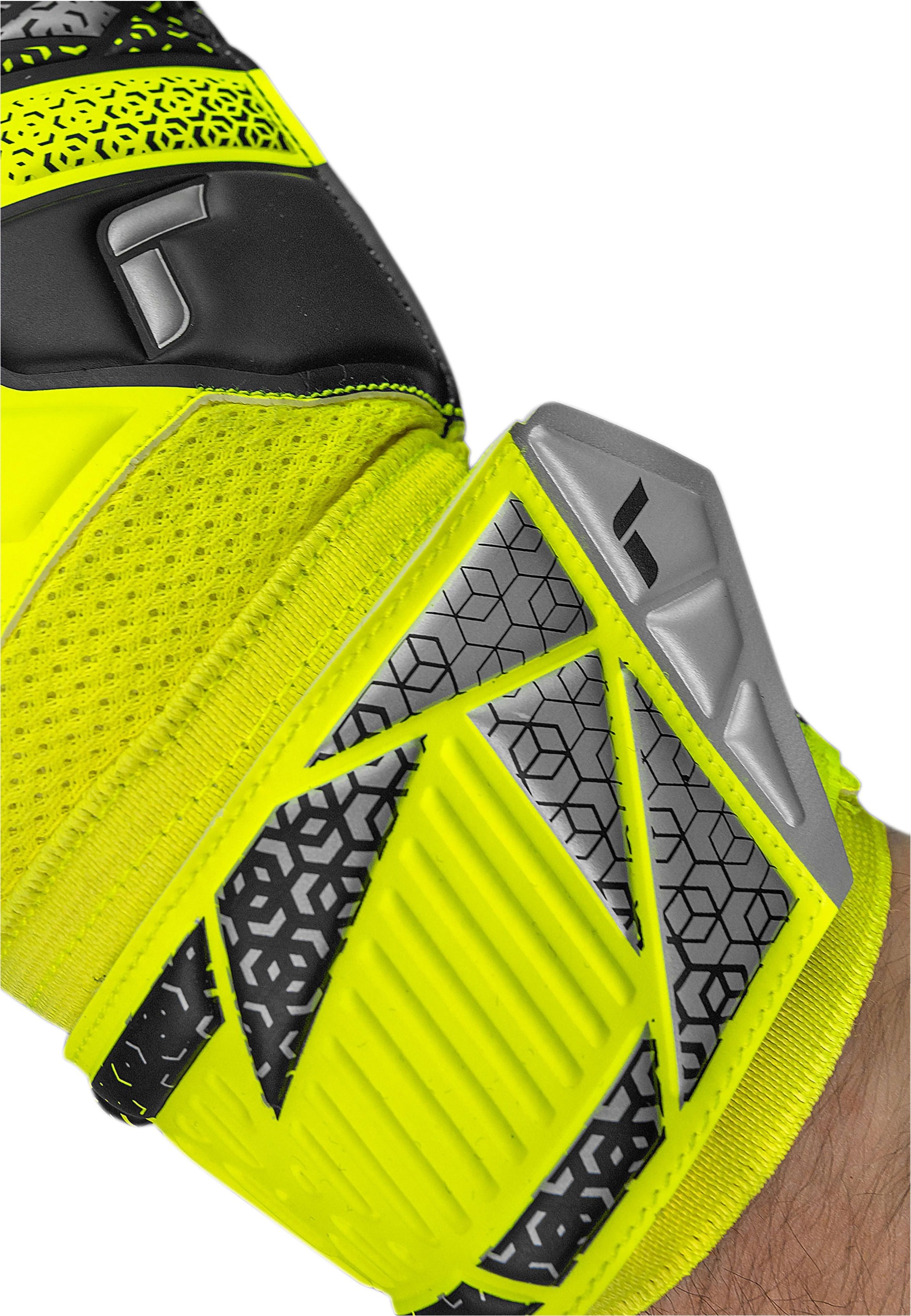 Reusch Torwarthandschuhe "Attrakt Solid" mit maximalem Grip günstig online kaufen