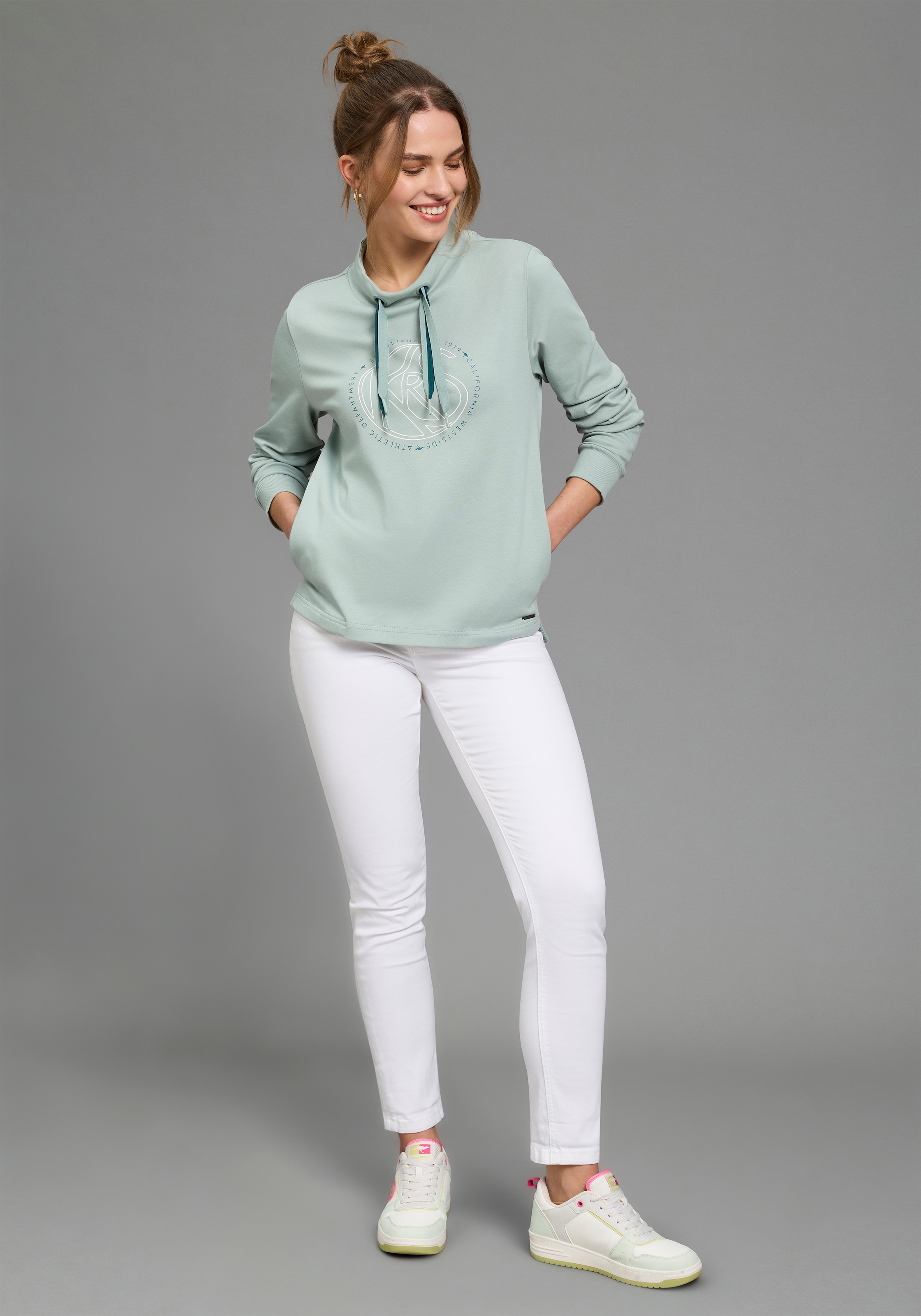 KangaROOS Sweatshirt , mit Metalllabel, hüftbedeckende Länge, auch in großen Größen
