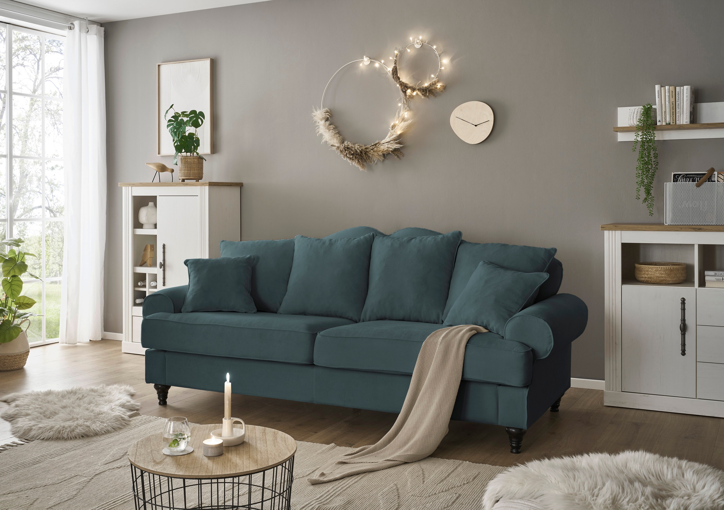 OTTO home 3,5-Sitzer "Westminster, Sofa im Landhausstil, Couch mit Zierkissen" Federkern-Polsterung, gedrechselter Fuß, hochwertiger Microfaserbezug
