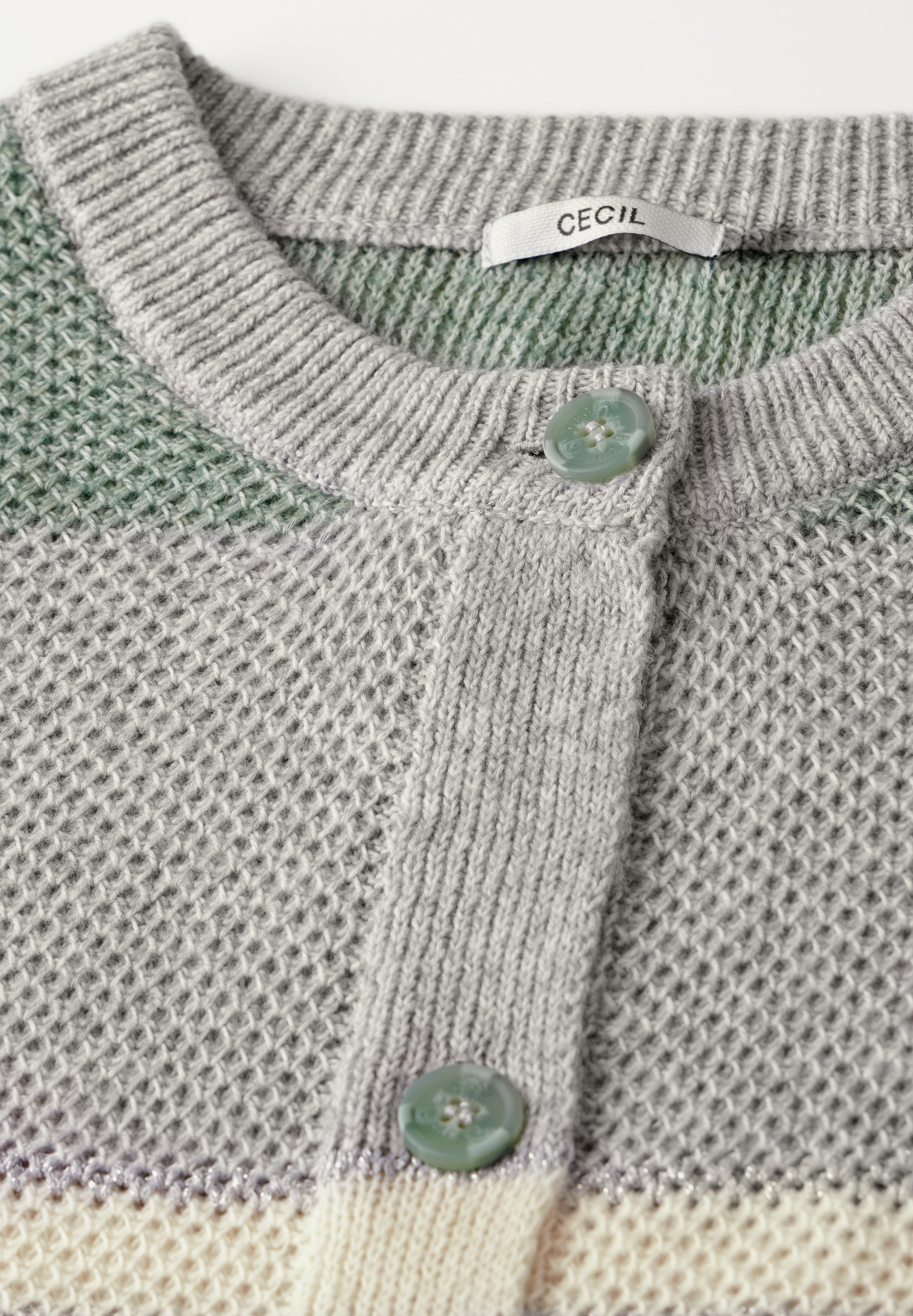Cecil Cardigan, mit Knopfleiste