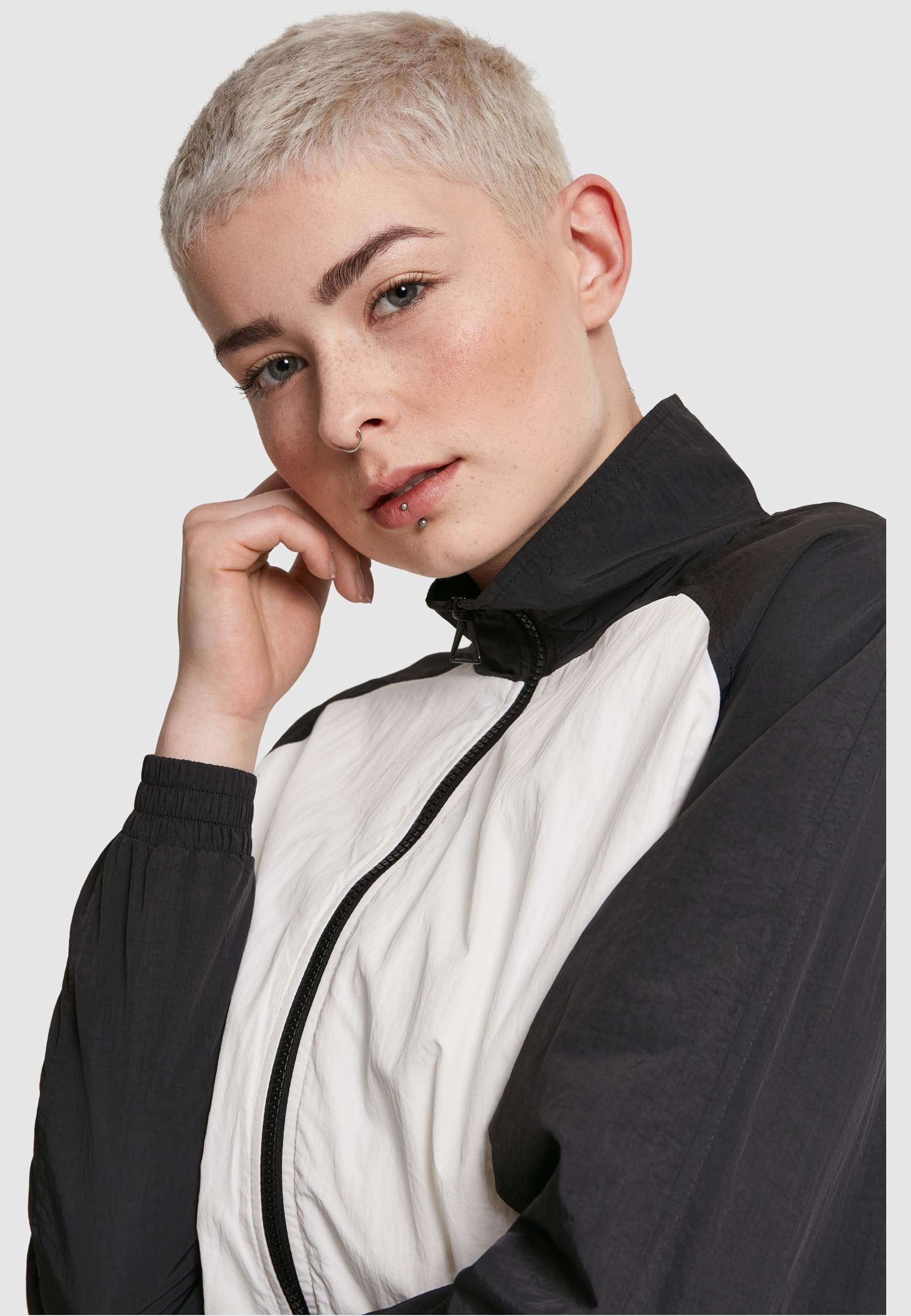 URBAN CLASSICS Allwetterjacke »Urban Classics Damen Ladies Short Raglan Crinkle Batwing Jacket«, (1 St.), ohne Kapuze