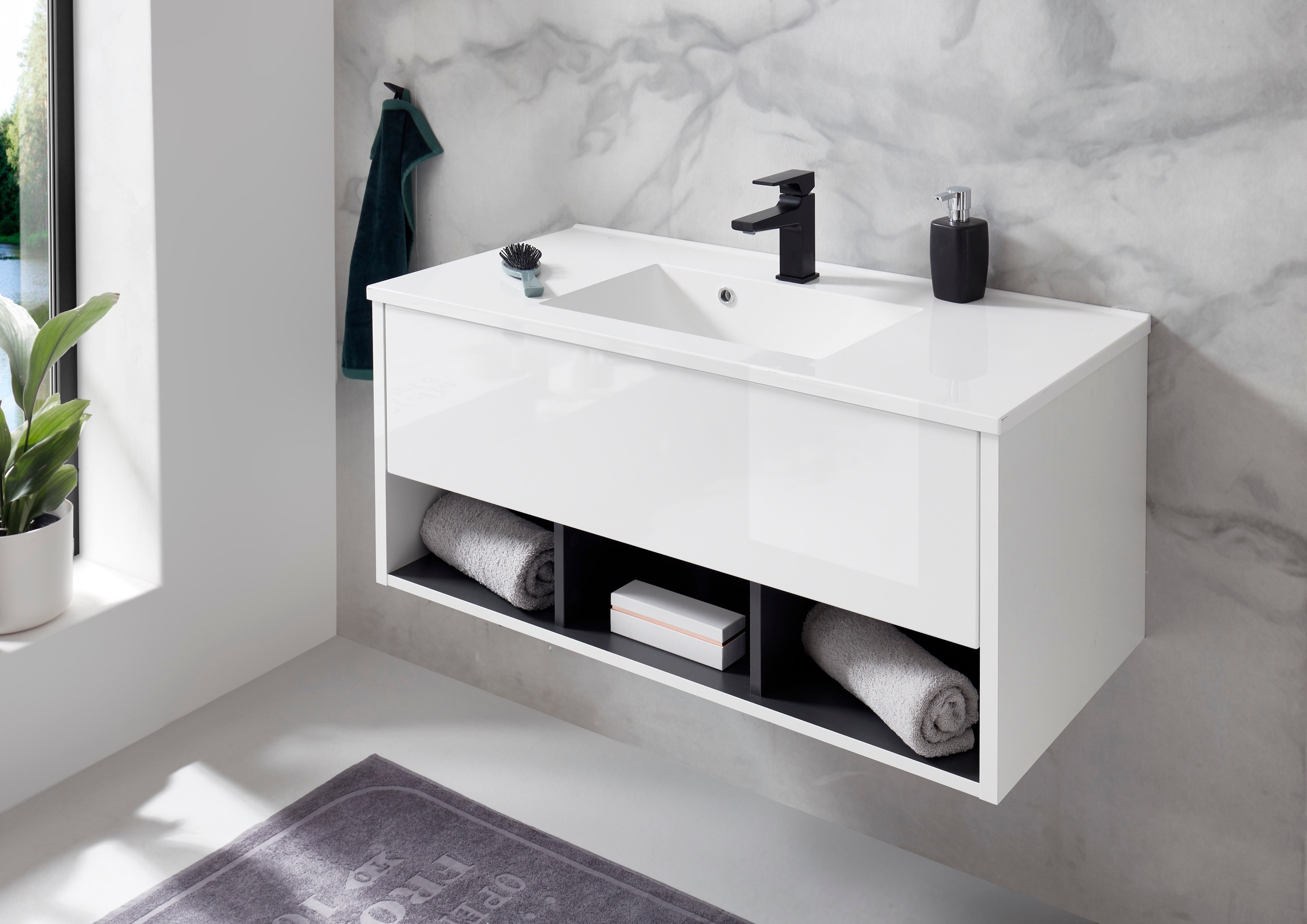 Places of Style Badmöbel-Set »Studio Line, Bad im modernen Design, 4-teiliges Badezimmer«, (4 St.), Schrank, Waschtisch und Spiegel, in zwei Farben verfügbar, Stauraum