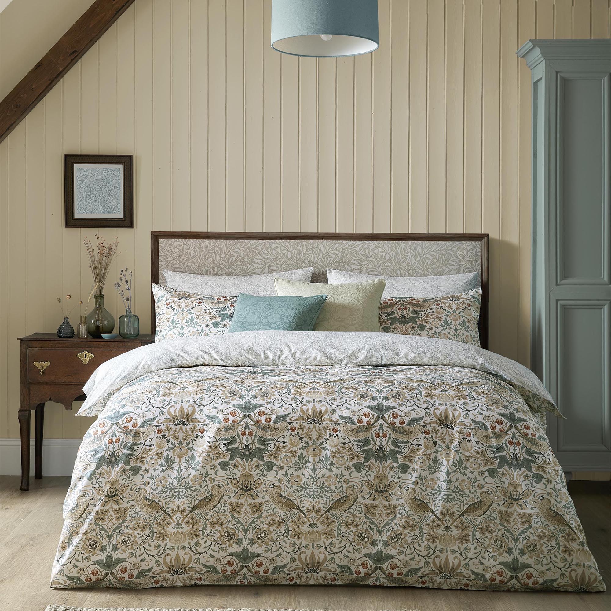 WILLIAM MORRIS AT HOME Wendebettwäsche "Strawberry Thief, aus Baumwoll Sati günstig online kaufen