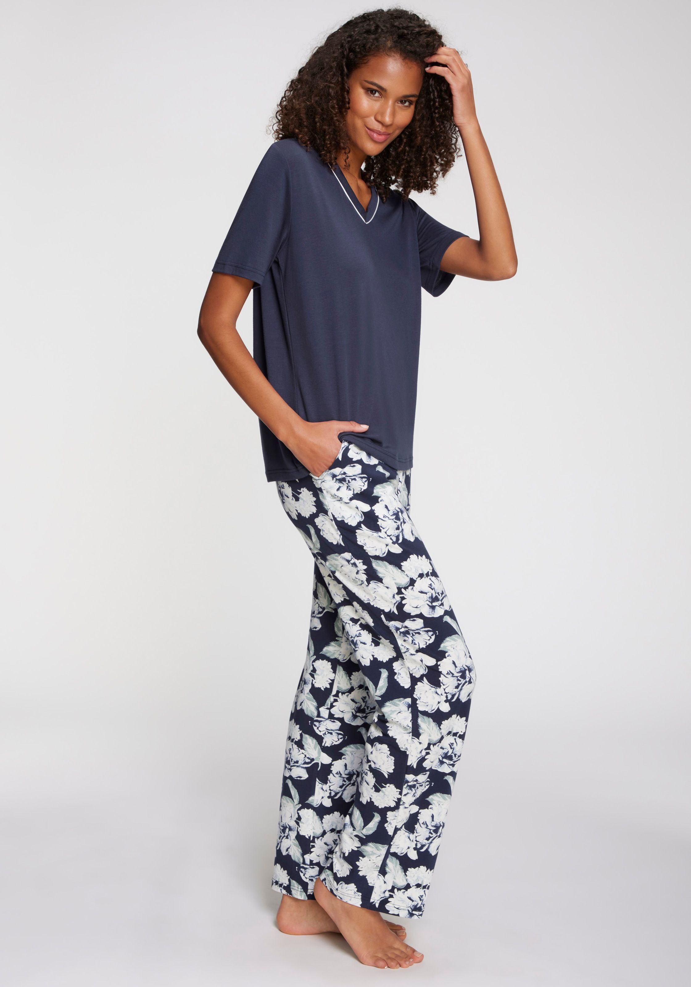 LASCANA Pyjama 2-teilig, 2 tlg. mit schönem Blumenmuster günstig online kaufen