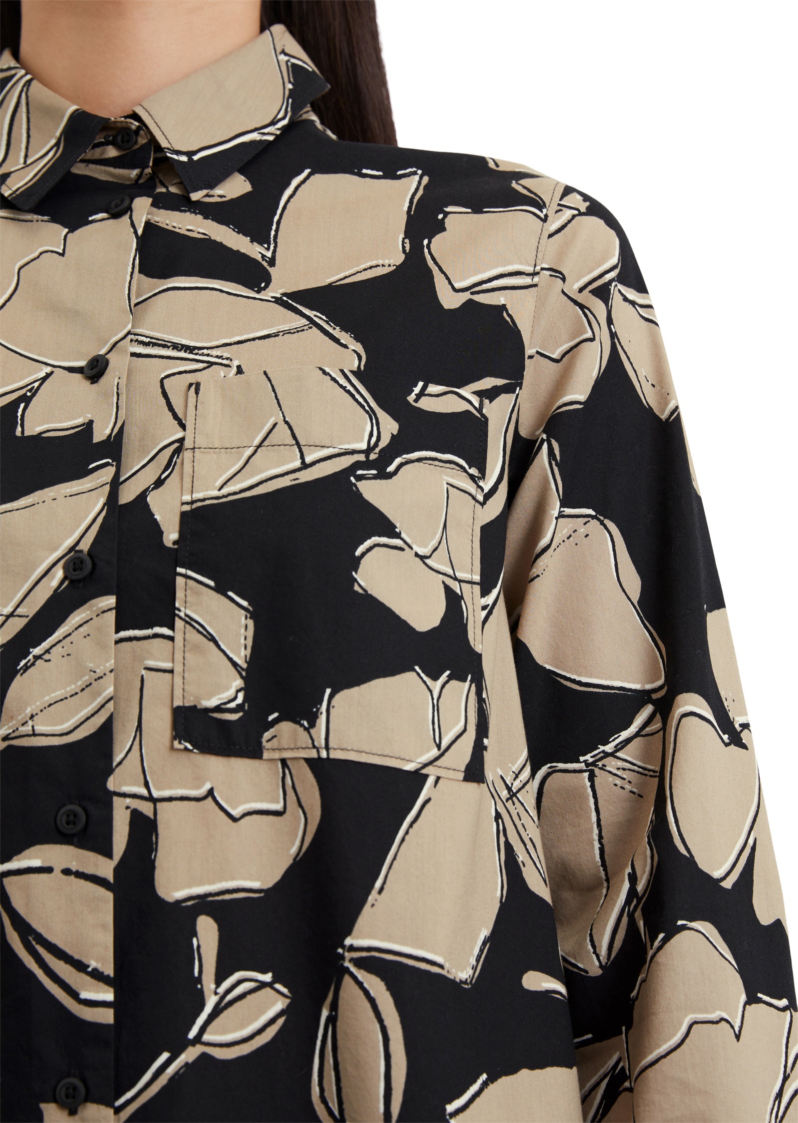 Thumbnail - Marc OPolo Hemdblusenkleid Brusttasche  Seitennahttaschen hat einen bezaubernden, femininen Allover-Druck