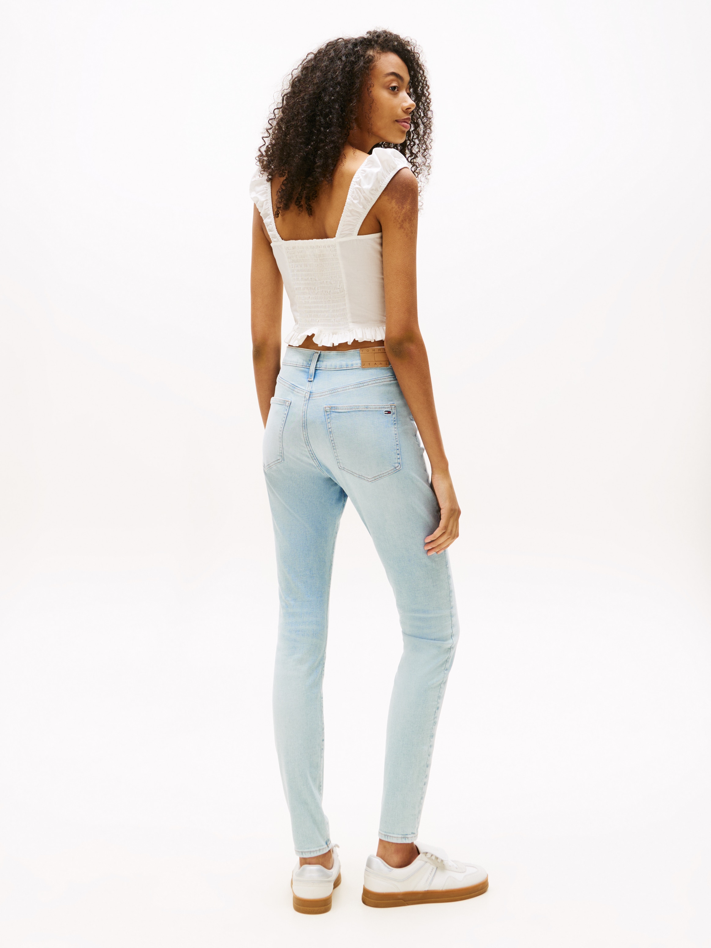 Tommy Jeans Bootcut-Jeans »SYLVIA HGH FLR«, Weite Beinform und Logo Stickerei auf der Gesäßtasche