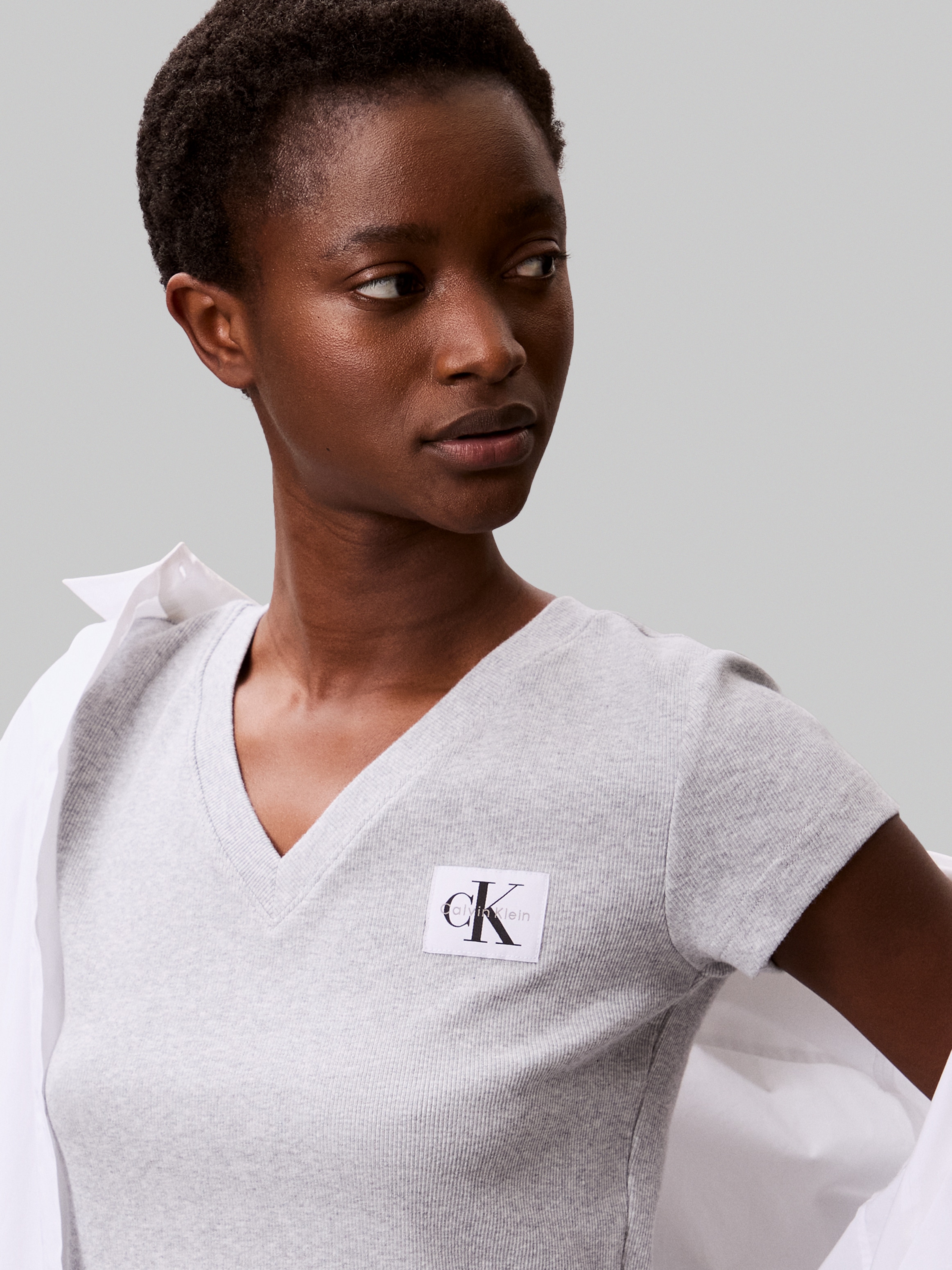 Calvin Klein Jeans T-Shirt »A- SS WOVEN LABEL RIB VNECK TEE«, mit gewebtem Label