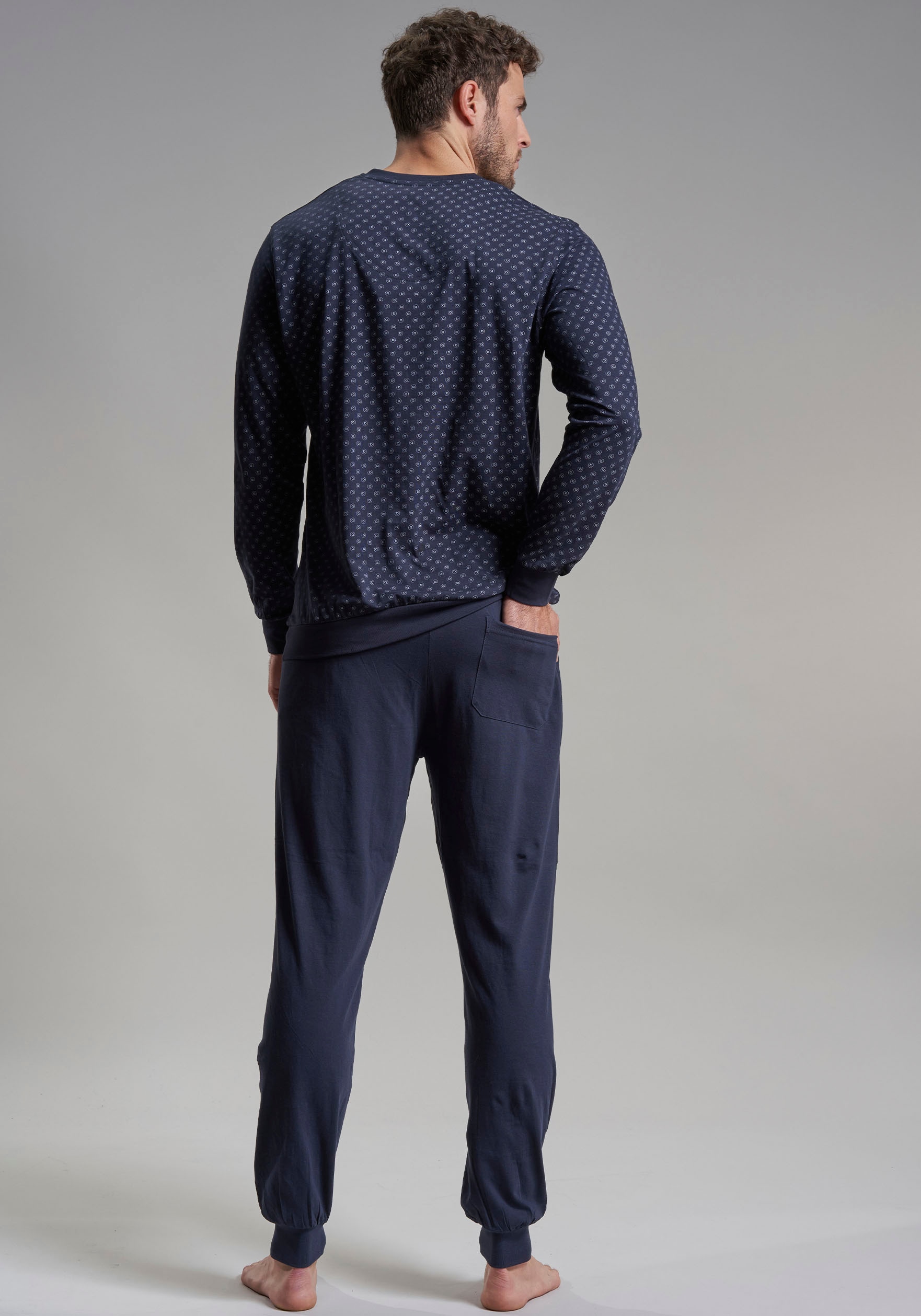 bugatti Pyjama, (2 tlg.), mit modischem V-Ausschnitt