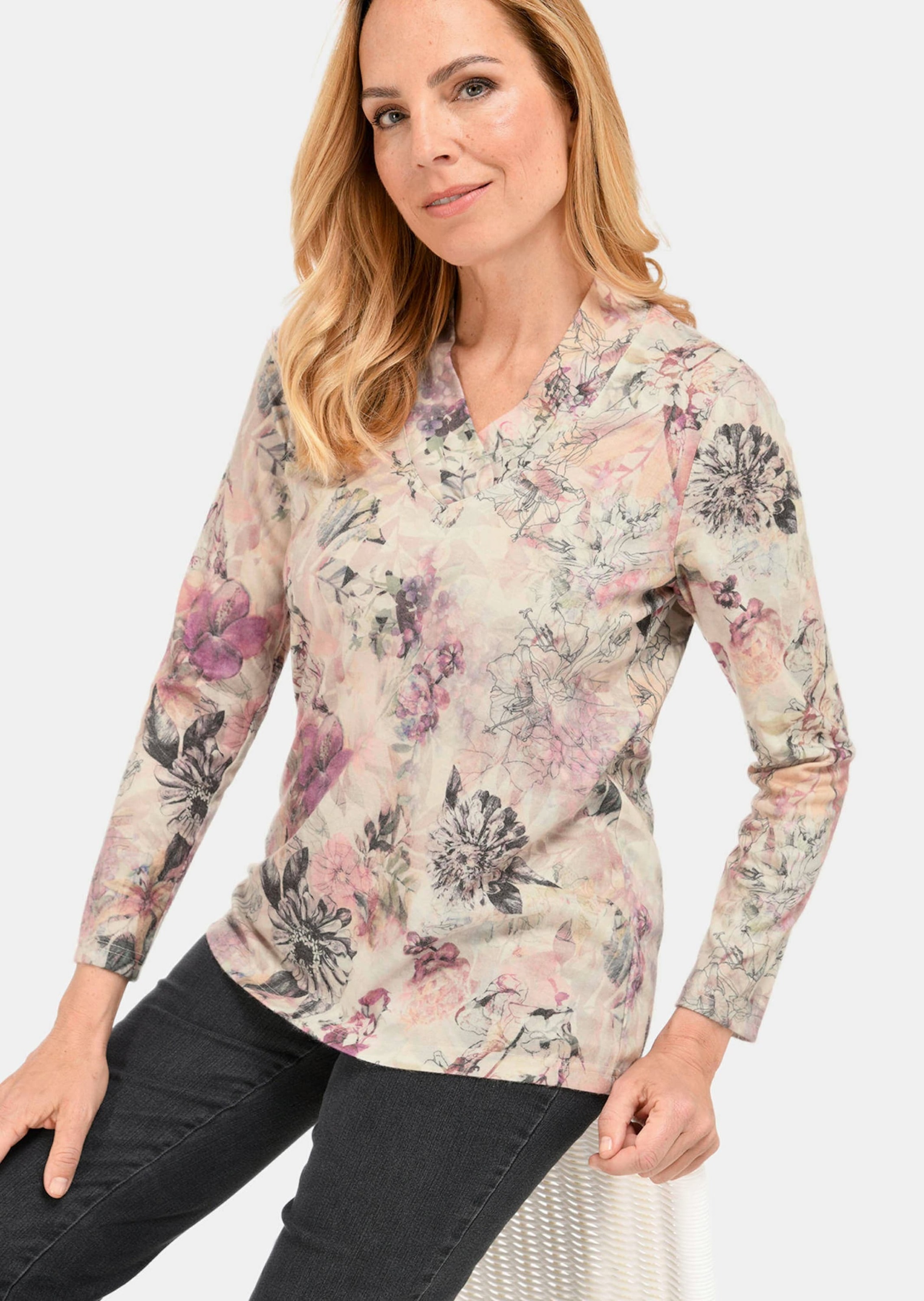 Print-Shirt GOLDNER "Kurzgröße Florales Blusenshirt mit V-Ausschnitt", Damen, Gr. 24, lila (lila, gemustert), Obermaterial: 65% Polyester PES. 35% Viskose CV., figurumspielend, Shirts, Blütendessin in filigraner Patchoptik 3