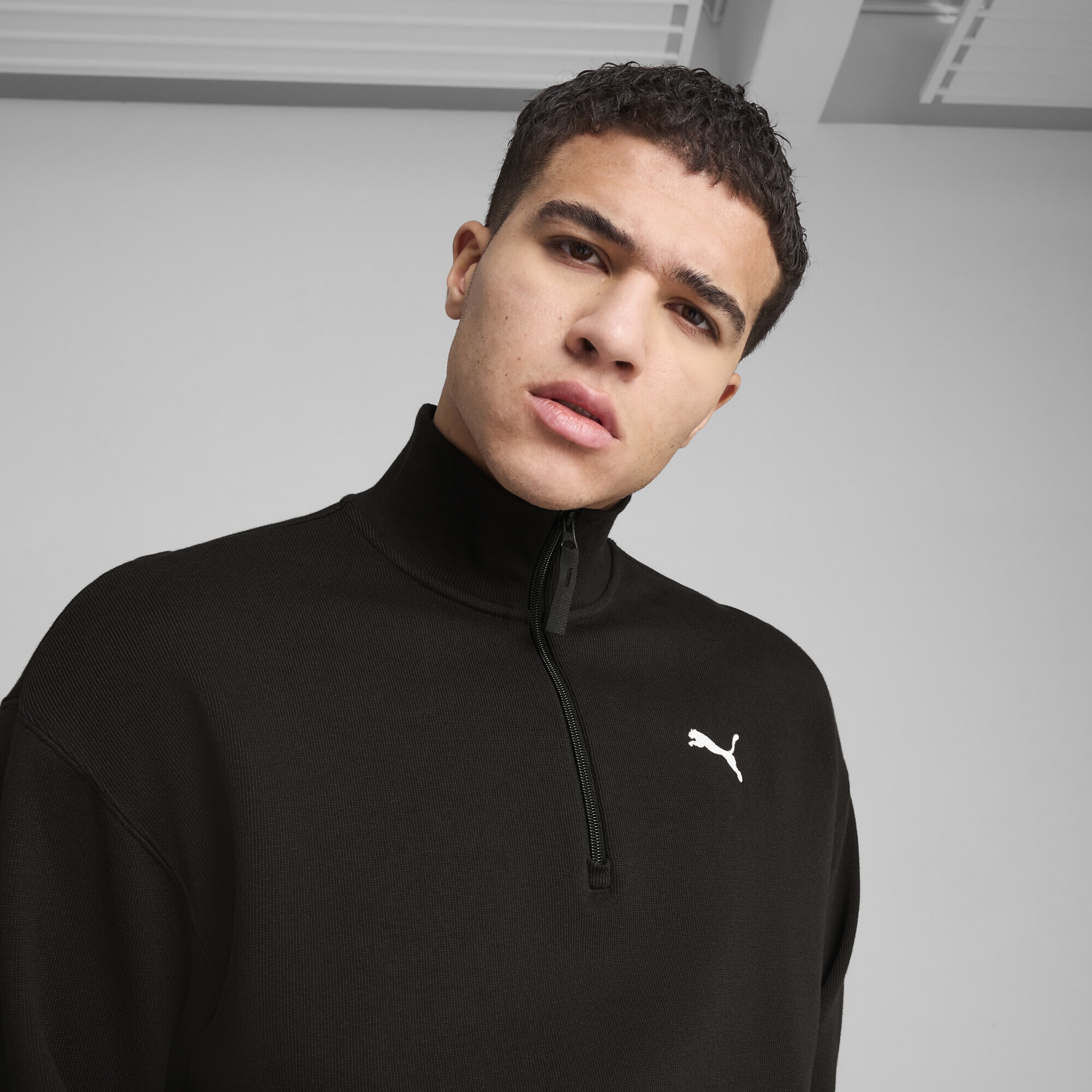 PUMA Sweatshirt »WARDROBE ESS Relaxed Rundhalsshirt mit halblangem Reißverschluss«