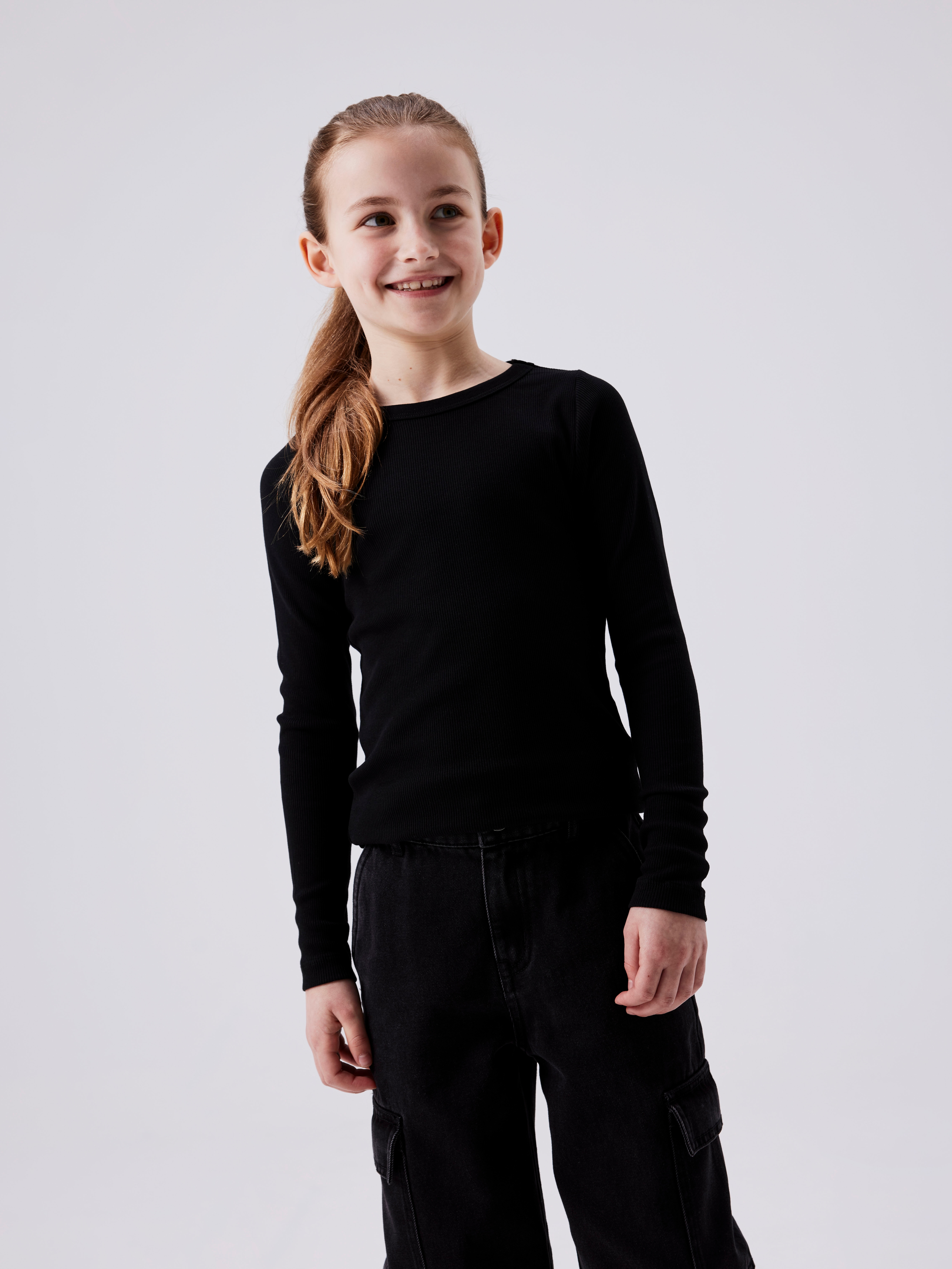 Name It Langarmshirt "NKFNAKAL LS TOP NOOS" in Basic-Form und leicht gerippter Qualität