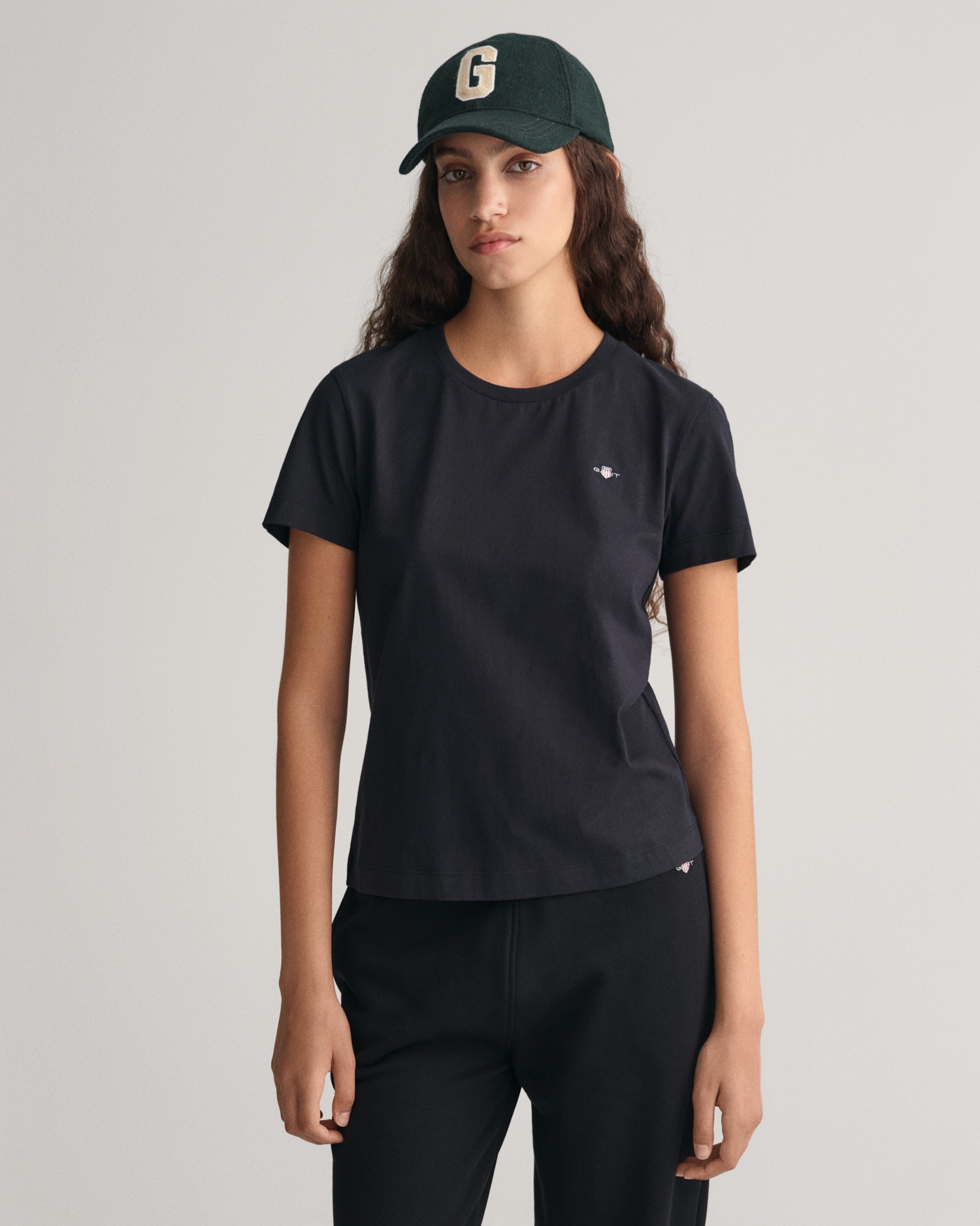 Gant T-Shirt »REG SHIELD KA T-SHIRT«, mit einer kleinen aufgestickten Wappen-Grafik auf der Brust
