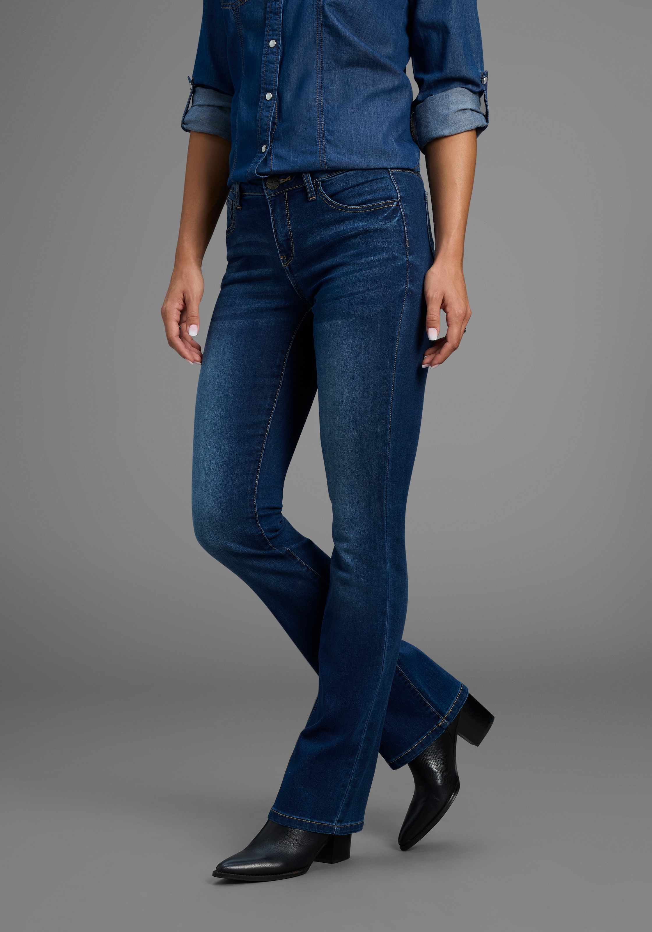 Arizona Bootcut-Jeans »Ultra-Stretch«, normale Passform, Baby-Bootcut, Used-Look-Waschung