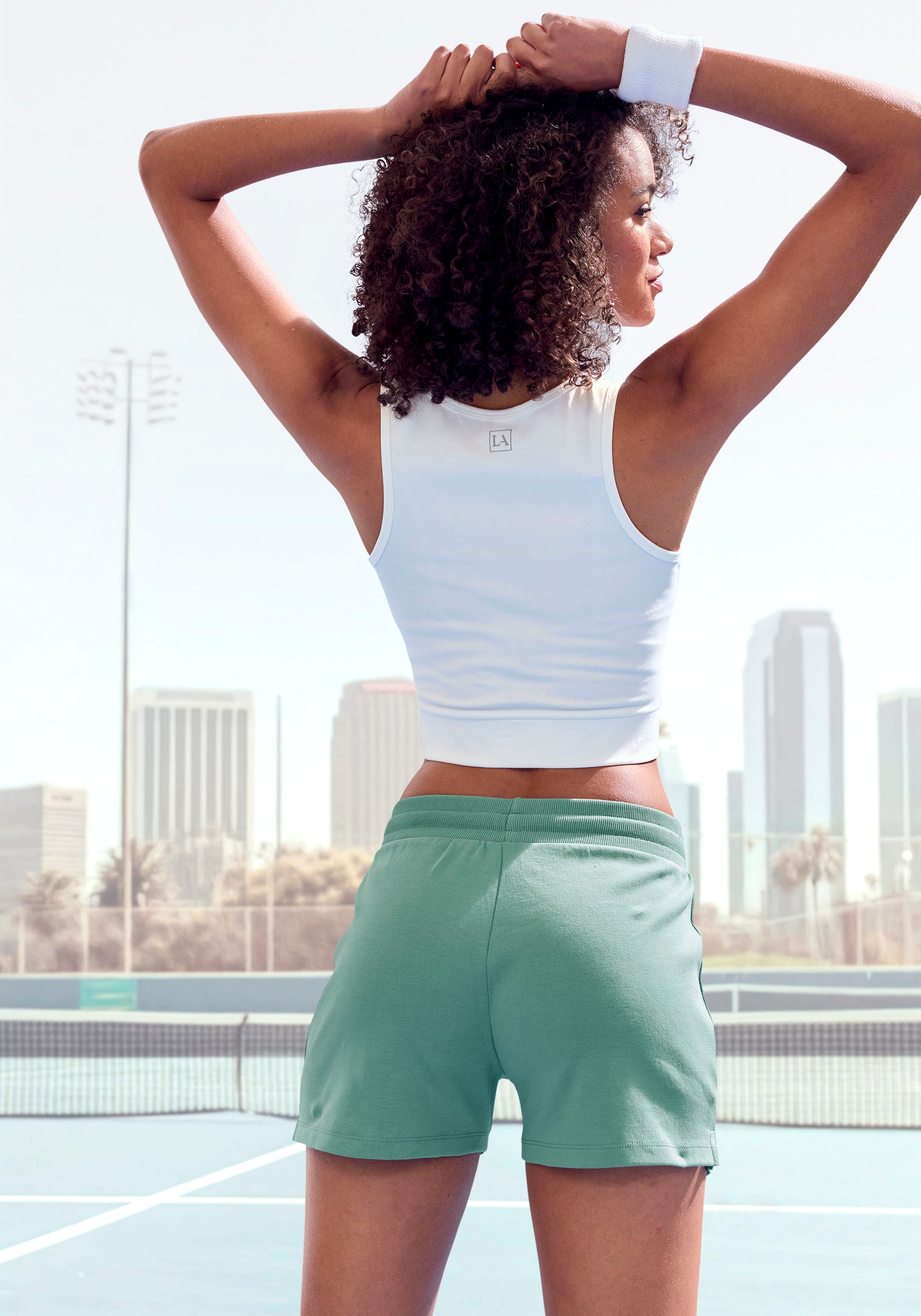 LASCANA ACTIVE Shorts mit kleinen Seitenschlitzen günstig online kaufen