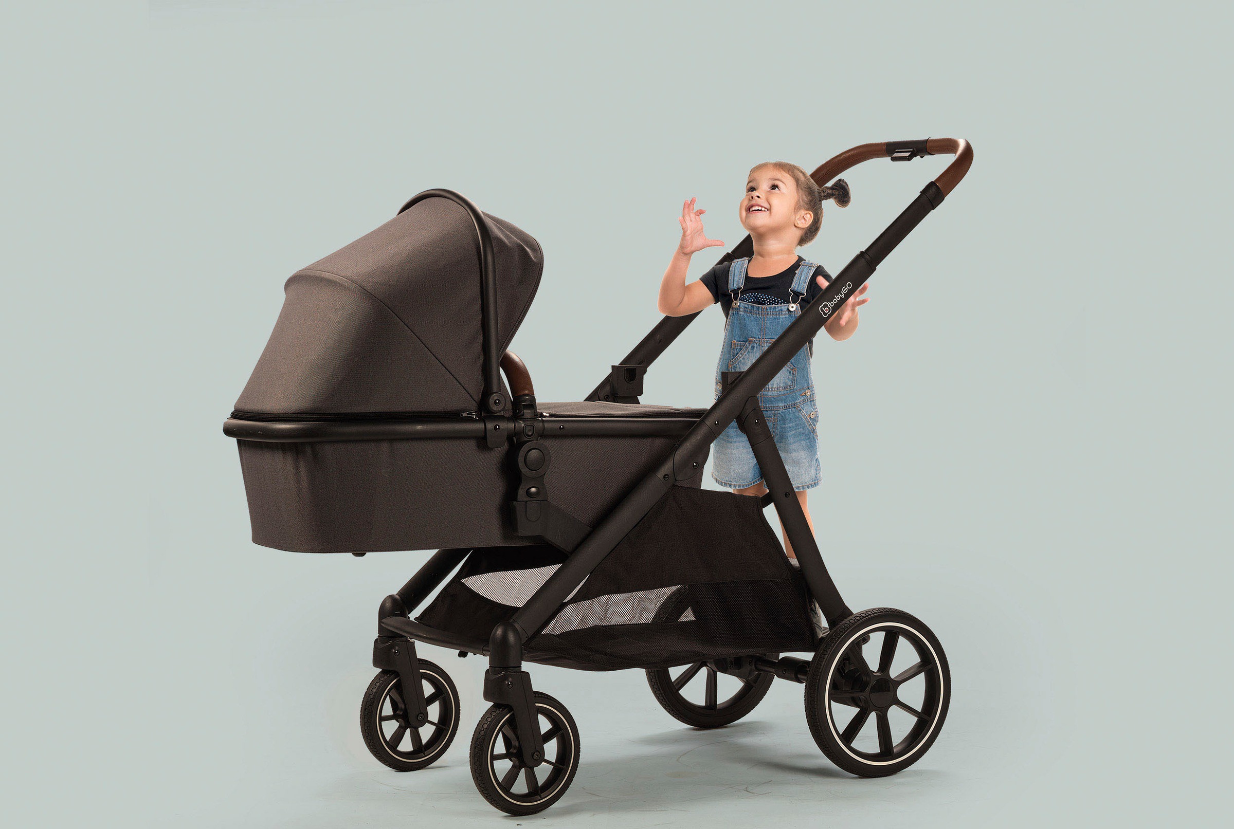 BabyGo Zwillings-Kombikinderwagen »Duo Mega Set, grau«, inkl. 2 Babyschalen mit Adapter, Wickeltasche u. 2 Regenhauben
