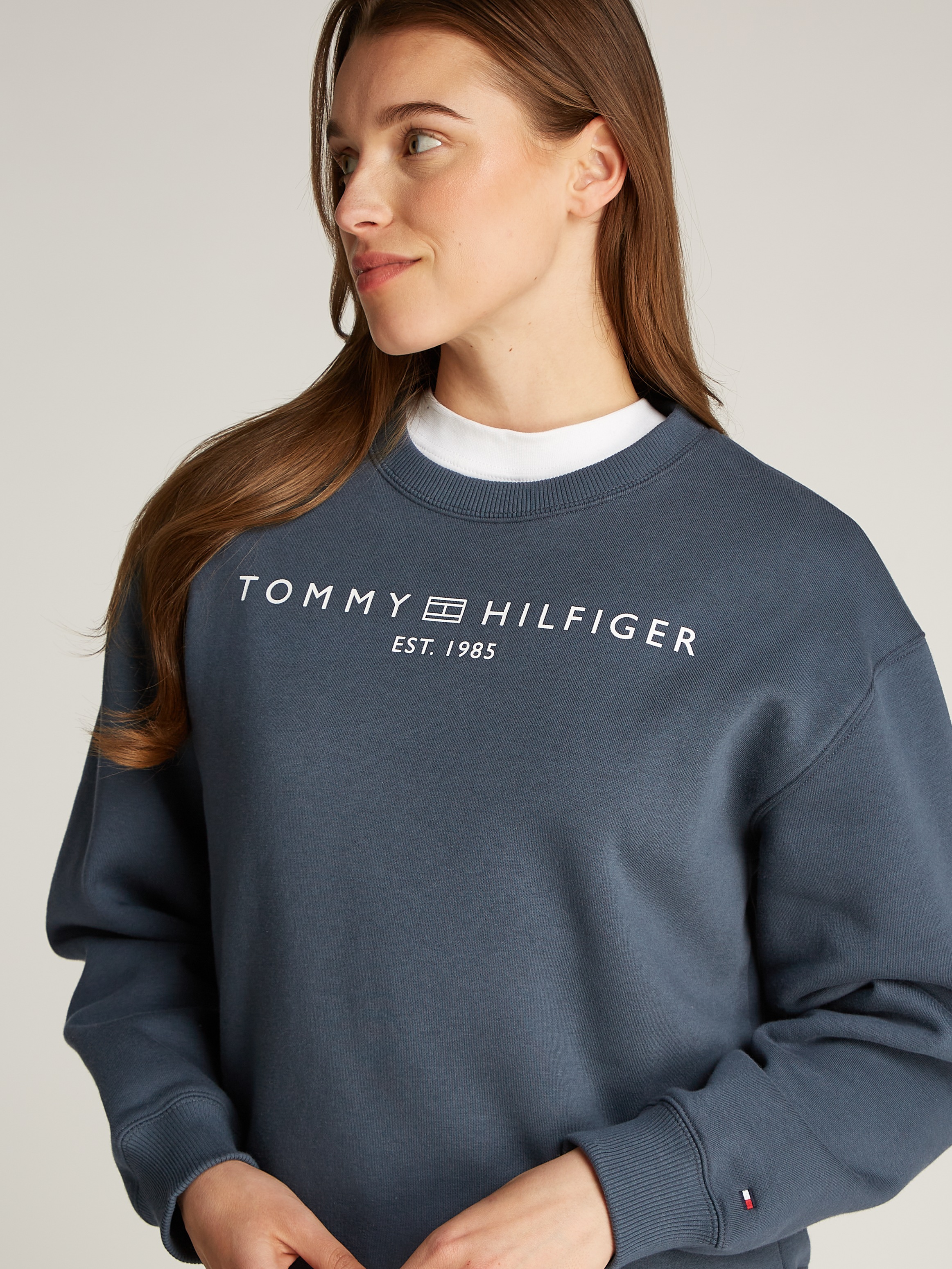 Tommy Hilfiger Sweatshirt »MDRN REG CORP LOGO C-NK SWTSHRT«, mit Logoschriftzug