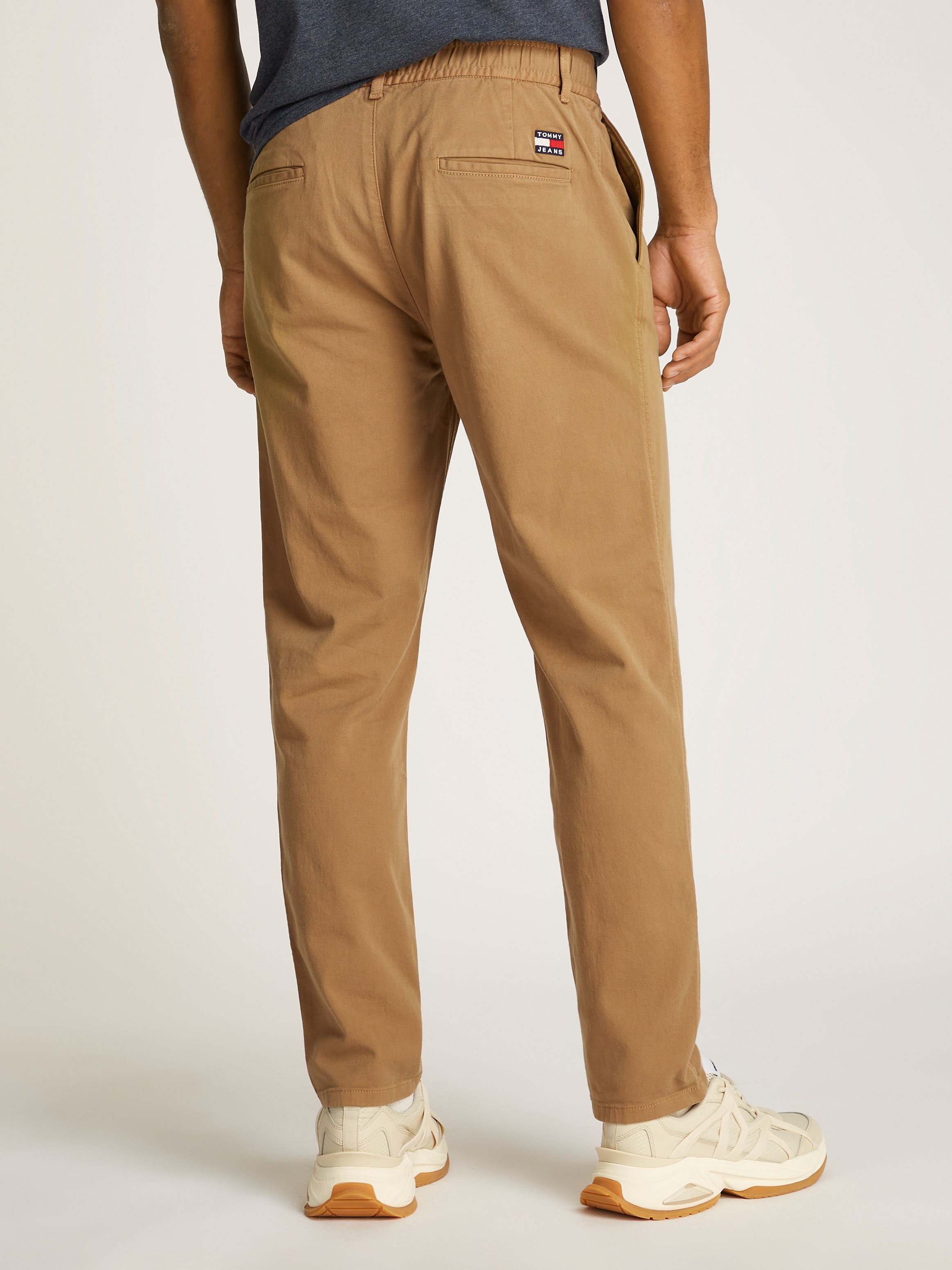 Tommy Jeans Chinohose "TJM CASUAL ELASTICATED PANT", mit Bundfalten günstig online kaufen