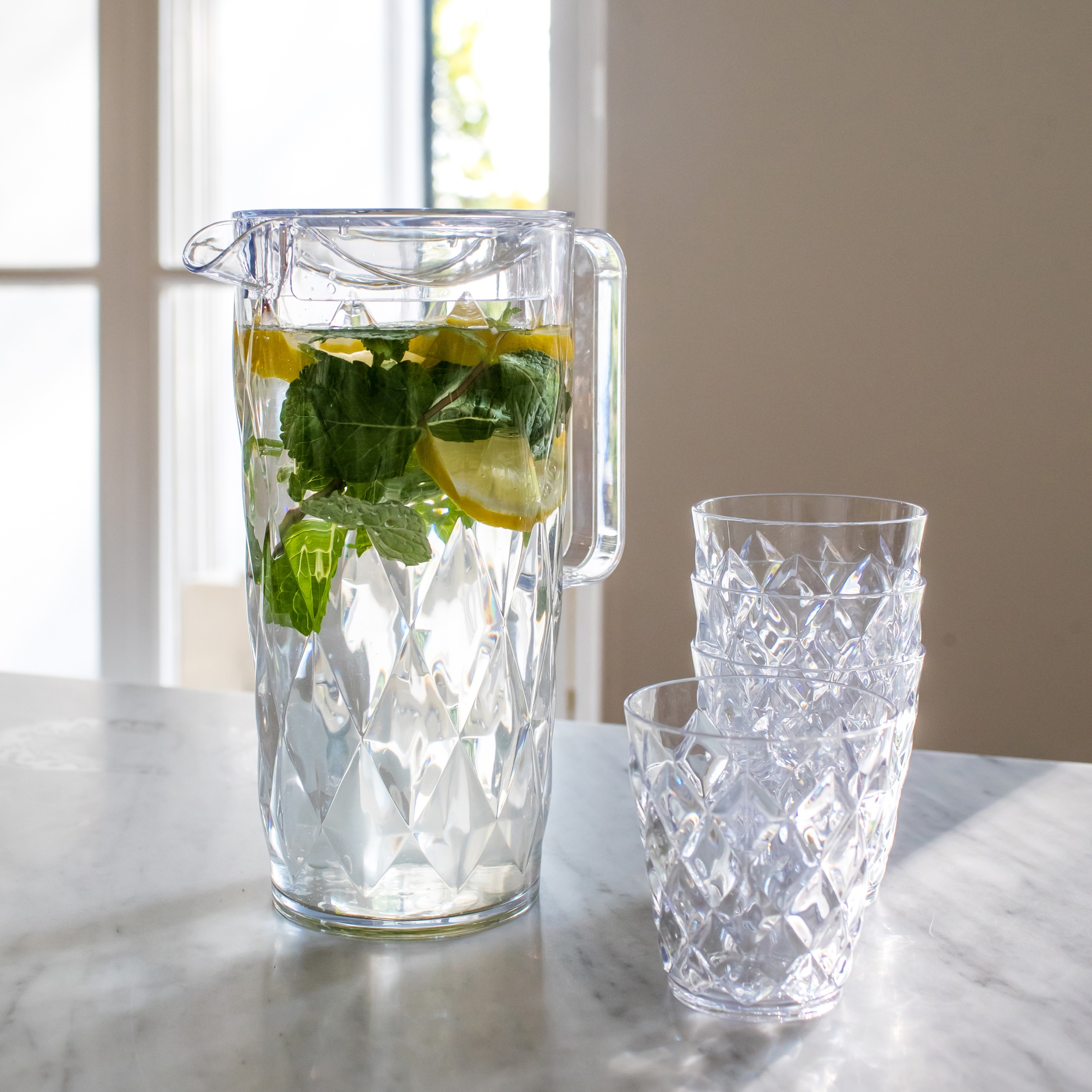 KOZIOL Kanne »CRYSTAL«, 1,6 l, (Set, 5 St.), spülmaschinenegeeignet, 100% recycelbar, 1 Kanne 1,6L+ 4 Becher 250ml