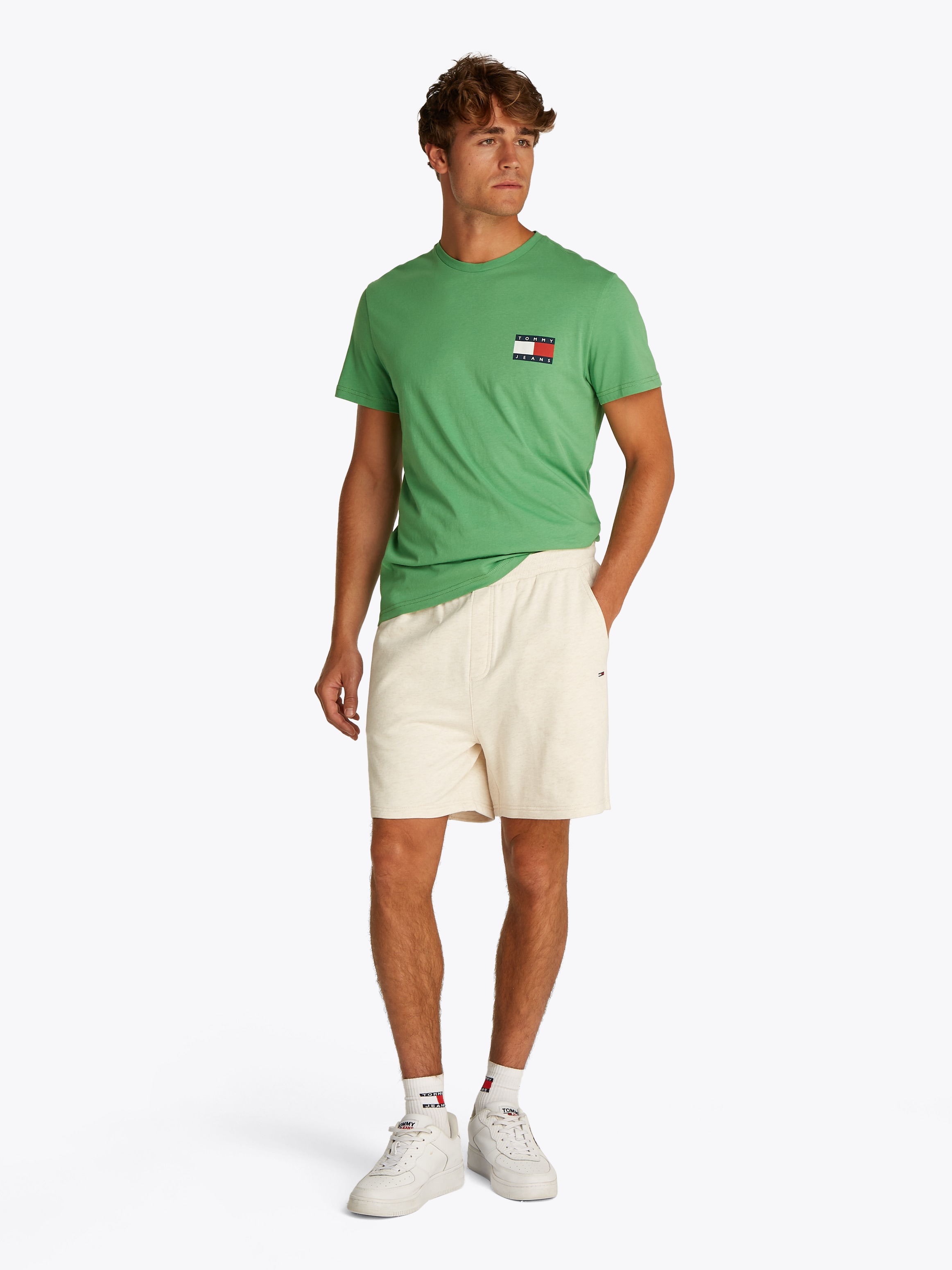 Tommy Jeans T-Shirt »TJM SLIM ESSENTIAL FLAG TEE EXT«, Mit Rundhalsausschnitt
